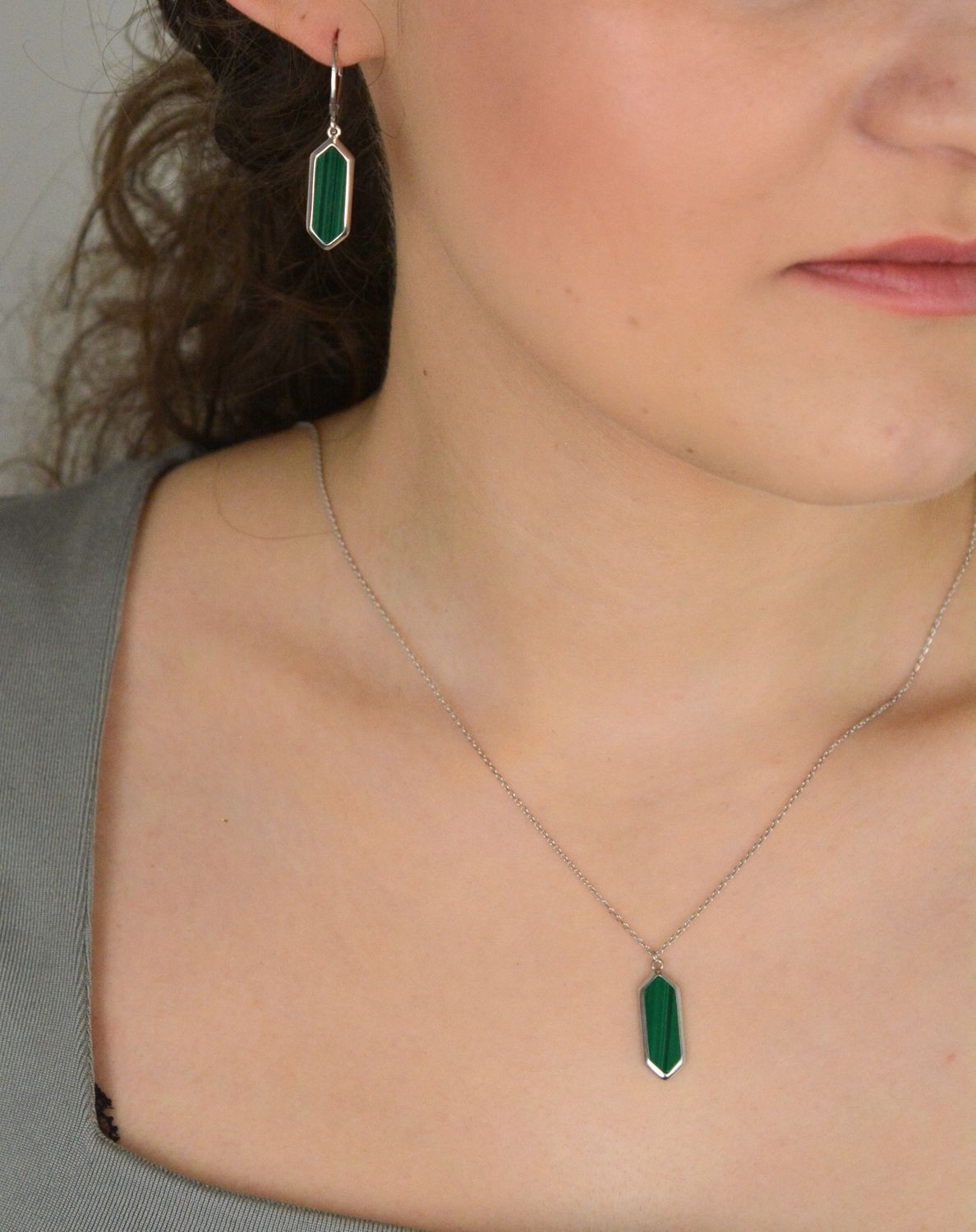 Naszyjnik damski srebrny próba 925 z malachitem 0757771900 Ten subtelny, a zarazem efektowny naszyjnik damski wykonany ze srebra próby 925 to propozycja dla miłośniczek nowoczesnego stylu 1.jpg