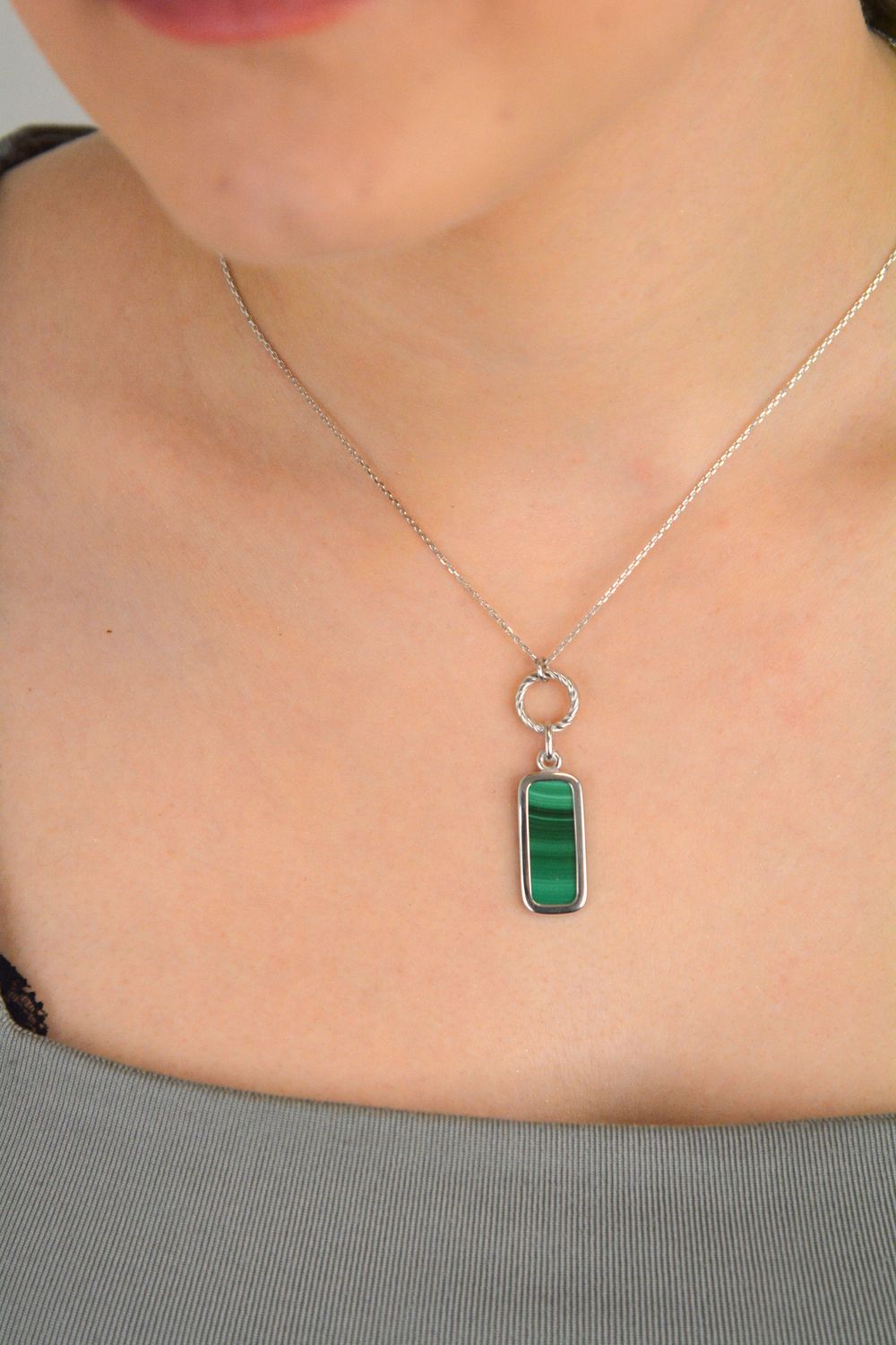 Naszyjnik damski srebrny próba 925 zdobiony prostokątnymi zawieszkami z malachitem 0757775100 Naszyjnik srebrny z zielonym malachitem i geometryczną zawieszką  Srebro 925  Model 0757775100 2.jpg