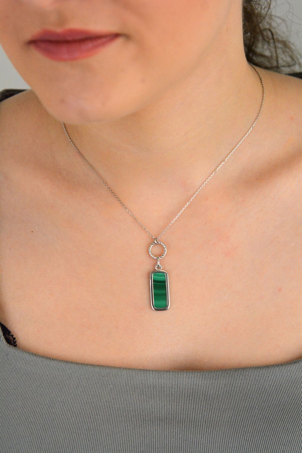 Naszyjnik damski srebrny próba 925 zdobiony prostokątnymi zawieszkami z malachitem 0757775100 Naszyjnik srebrny z zielonym malachitem i geometryczną zawieszką  Srebro 925  Model 0757775100 2.jpg