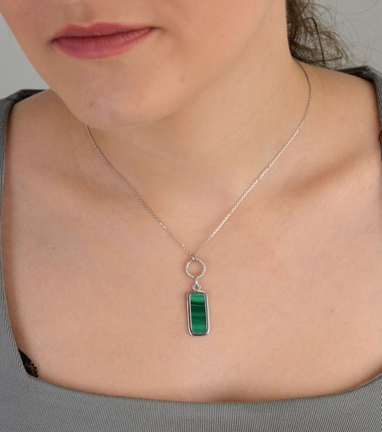 Naszyjnik damski srebrny próba 925 zdobiony prostokątnymi zawieszkami z malachitem 0757775100 Naszyjnik srebrny z zielonym malachitem i geometryczną zawieszką  Srebro 925  Model 0757775100 2.jpg