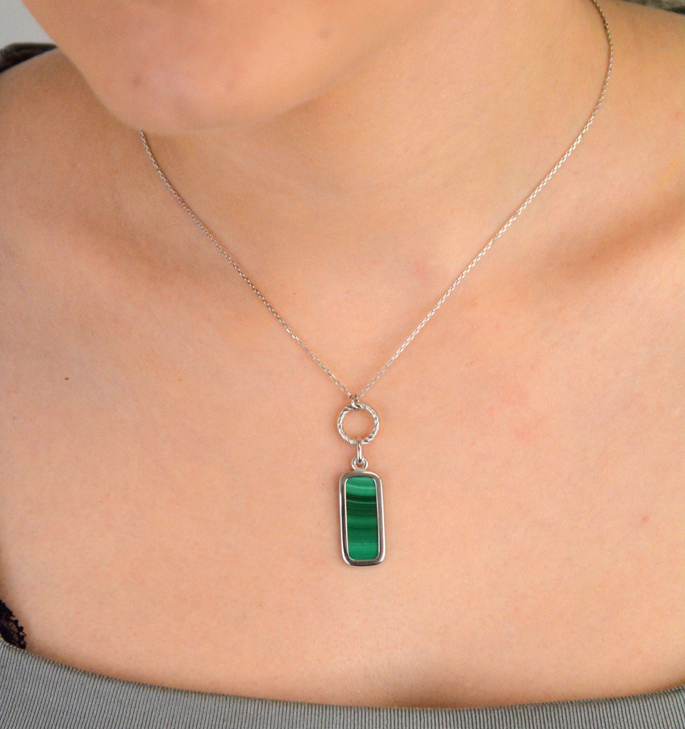 Naszyjnik damski srebrny próba 925 zdobiony prostokątnymi zawieszkami z malachitem 0757775100 Naszyjnik srebrny z zielonym malachitem i geometryczną zawieszką  Srebro 925  Model 0757775100 2.jpg