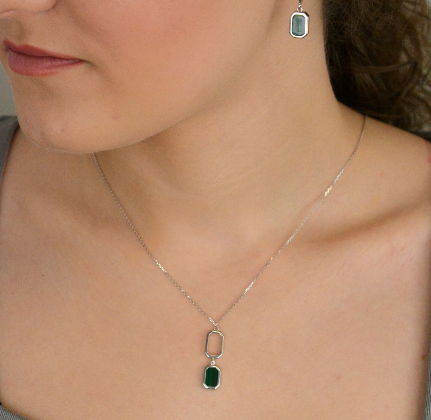 Naszyjnik srebrny z prostokątną zawieszką malachit próba 925, 0757775200 Zachwycający naszyjnik wykonany z wysokiej jakości srebra próby 925, ozdobiony wyjątkową zawieszką z zielonym malachitem1.jpg