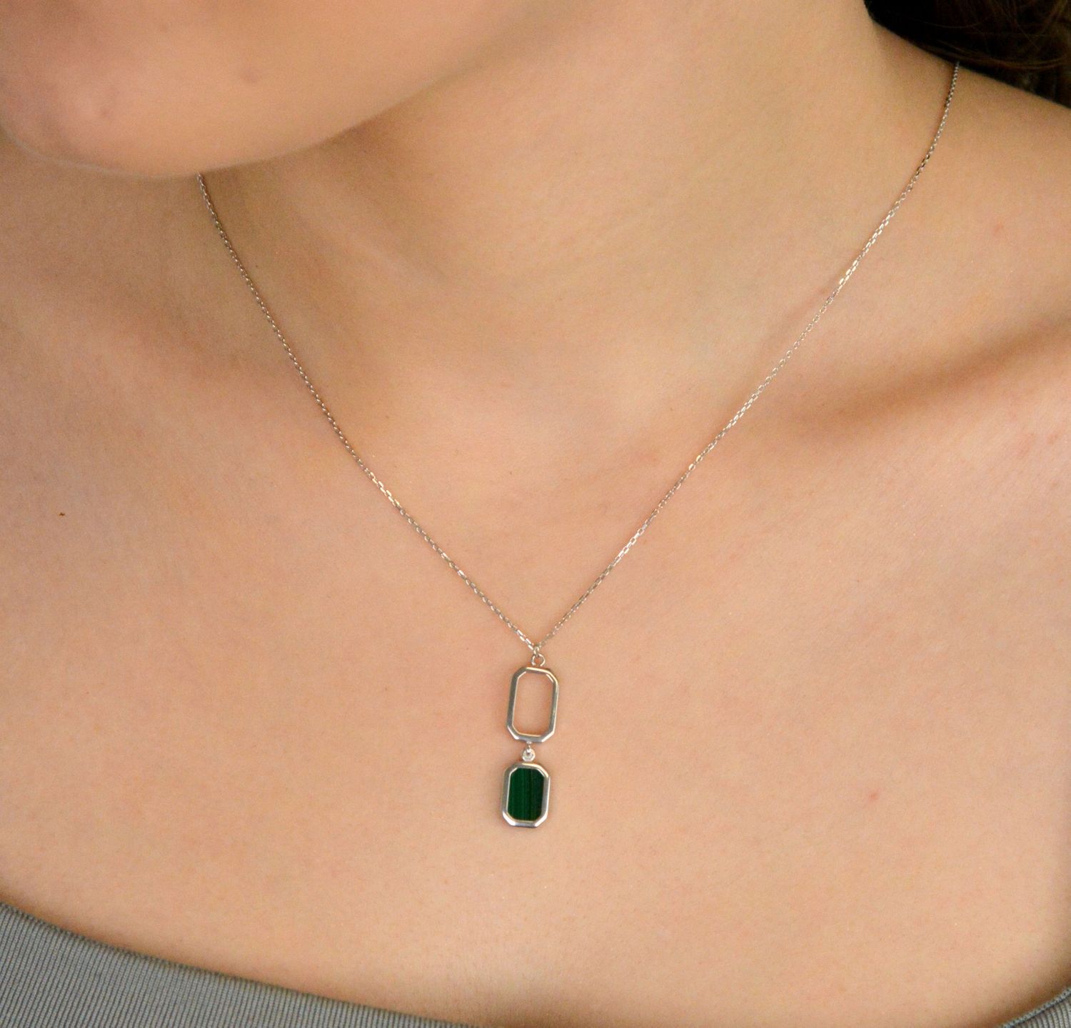Naszyjnik srebrny z prostokątną zawieszką malachit próba 925, 0757775200 Zachwycający naszyjnik wykonany z wysokiej jakości srebra próby 925, ozdobiony wyjątkową zawieszką z zielonym malachitem1.jpg