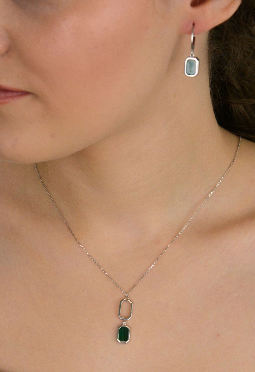 Naszyjnik srebrny z prostokątną zawieszką malachit próba 925, 0757775200 Zachwycający naszyjnik wykonany z wysokiej jakości srebra próby 925, ozdobiony wyjątkową zawieszką z zielonym malachitem1.jpg