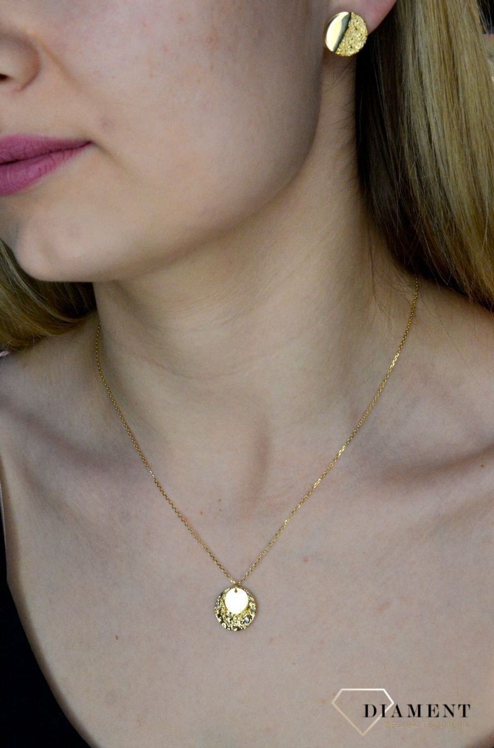 Srebrny naszyjnik pozłacany z pogniecioną blaszką 0758049400. Zawieszki tworzą jedna płaska blaszka i jedna z efektem (1).jpg