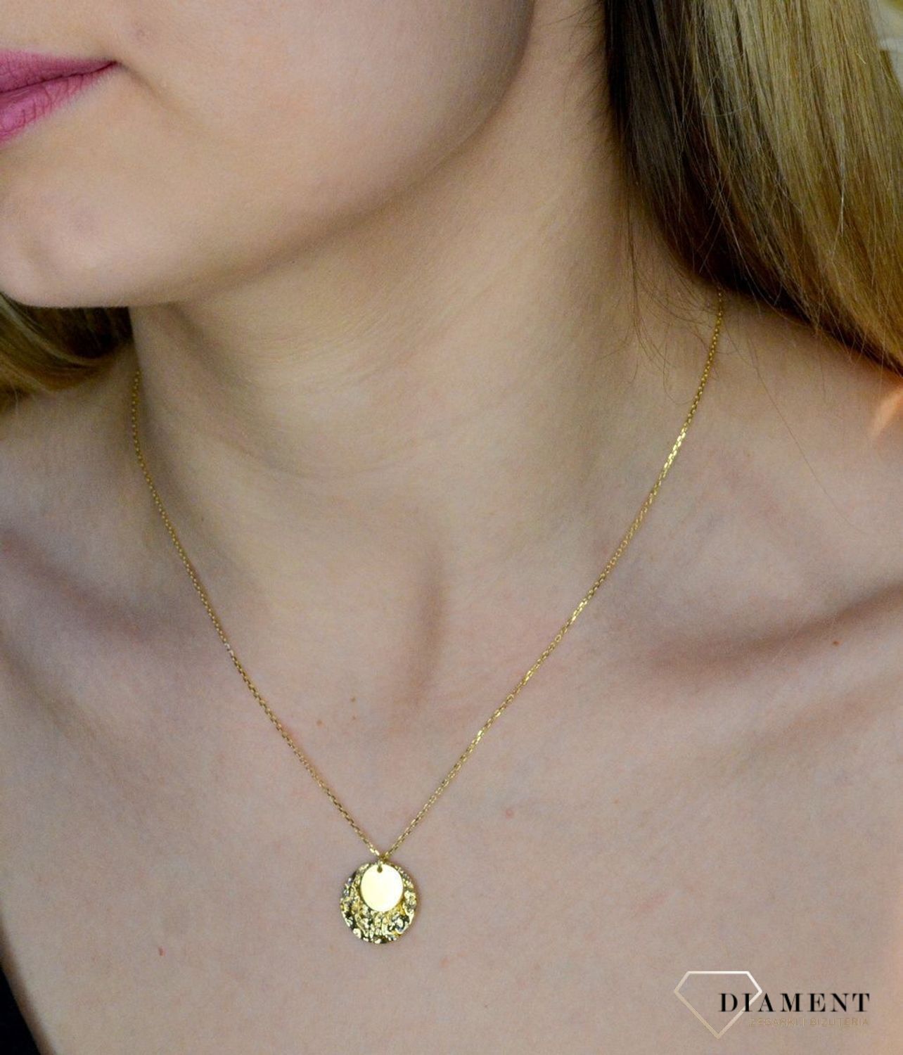 Srebrny naszyjnik pozłacany z pogniecioną blaszką 0758049400. Zawieszki tworzą jedna płaska blaszka i jedna z efektem (1).jpg