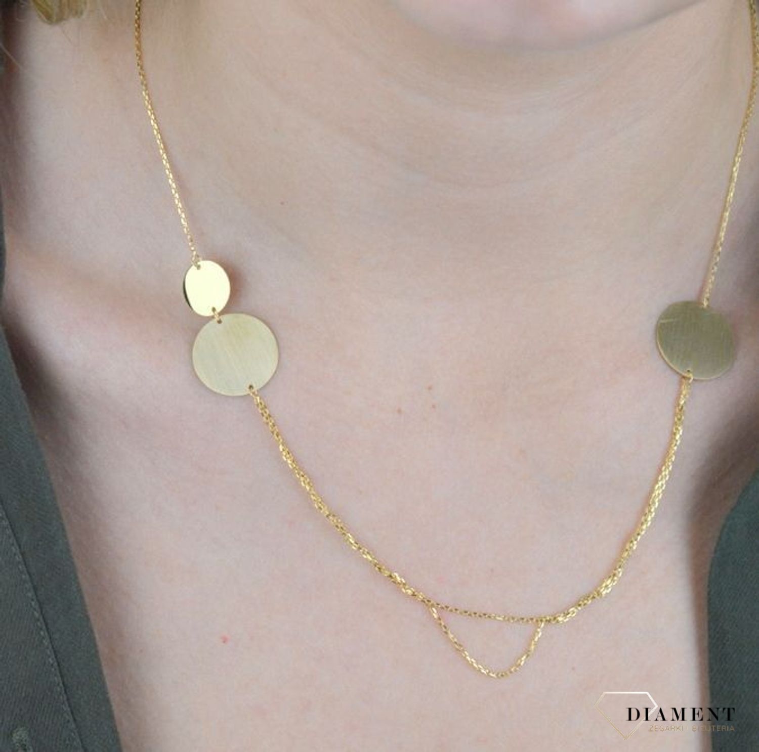 Naszyjnik srebrny pozłacany matowa blaszka 0758051005. Niezwykle szykowny naszyjnik wykonany z najwyższej jakości srebra to elegancki dodatek do wielu stylizacji. Nowoczesne ozdobne zapięcie! Zapraszamy do naszego sklepu z biżuterią.jpg