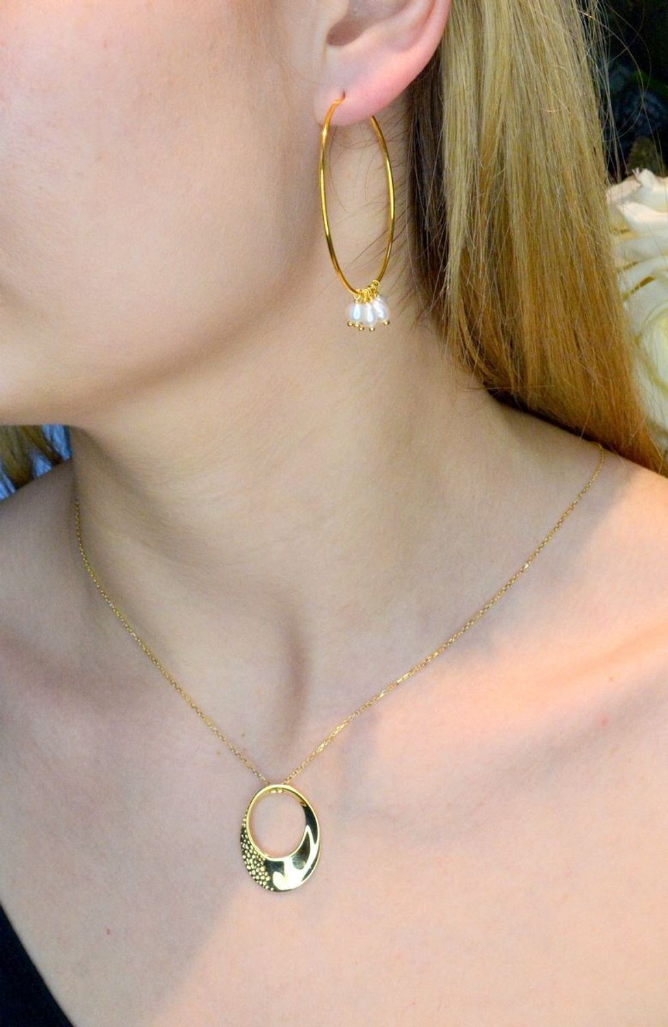 Naszyjnik srebrny pozłacany z efektowną zawieszką 0758053700. Świetny dodatek pasujący do każdej stylizacji, aby podkreślić wyjątkowość naszyjnika. Długość naszyjnika wynosi 40 cm + przedłużka 5 cm.  Wymiary zawieszki 2,8 cm .jpg