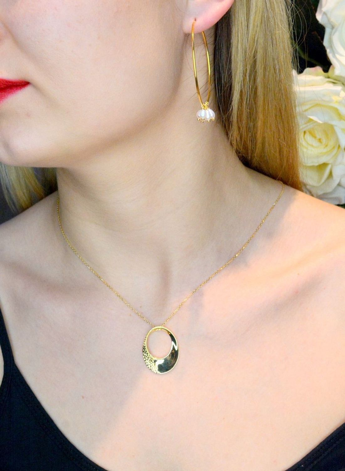 Naszyjnik srebrny pozłacany z efektowną zawieszką 0758053700. Świetny dodatek pasujący do każdej stylizacji, aby podkreślić wyjątkowość naszyjnika. Długość naszyjnika wynosi 40 cm + przedłużka 5 cm.  Wymiary zawieszki 2,8 cm .jpg