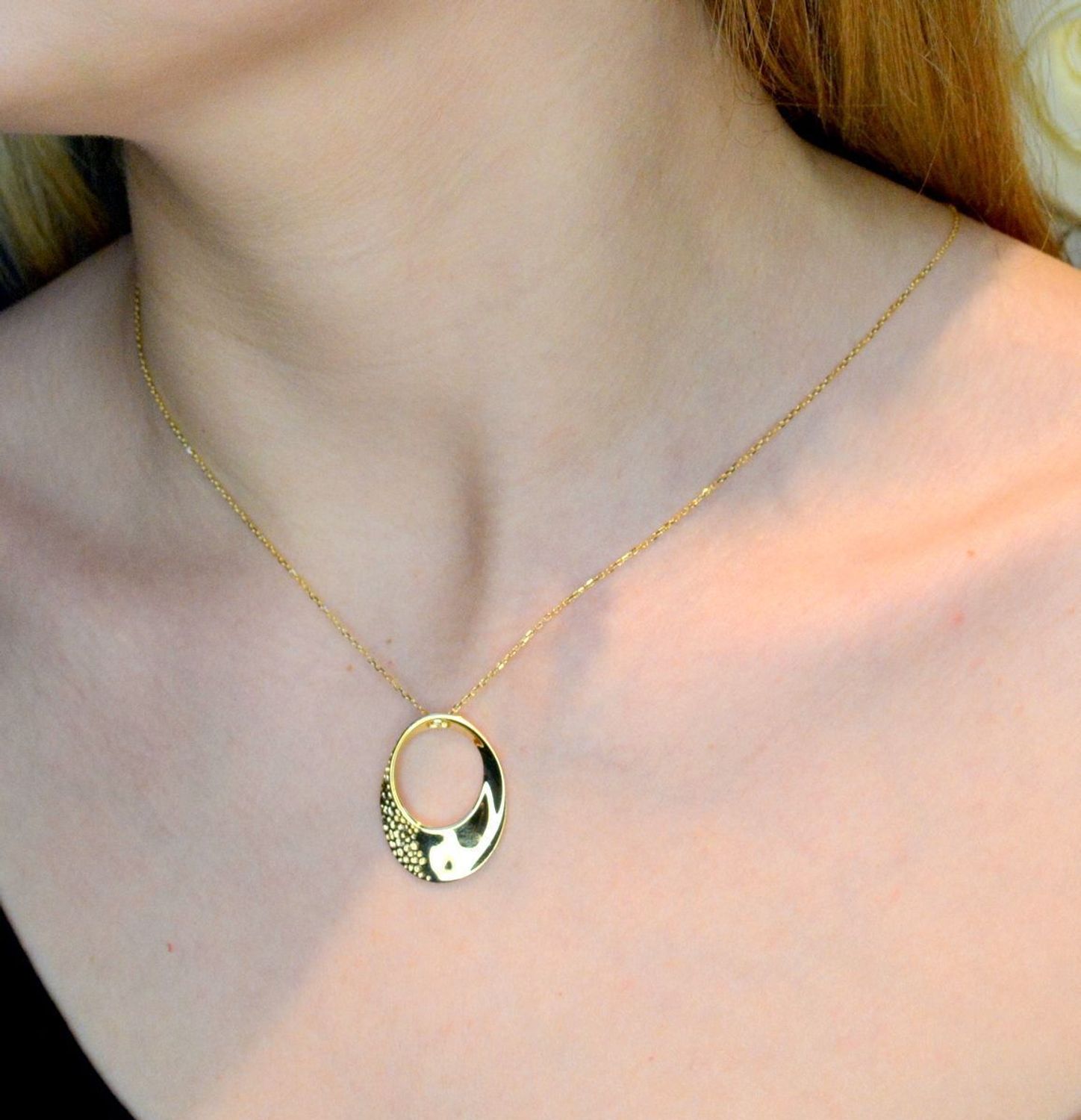 Naszyjnik srebrny pozłacany z efektowną zawieszką 0758053700. Świetny dodatek pasujący do każdej stylizacji, aby podkreślić wyjątkowość naszyjnika. Długość naszyjnika wynosi 40 cm + przedłużka 5 cm.  Wymiary zawieszki 2,8 cm .jpg