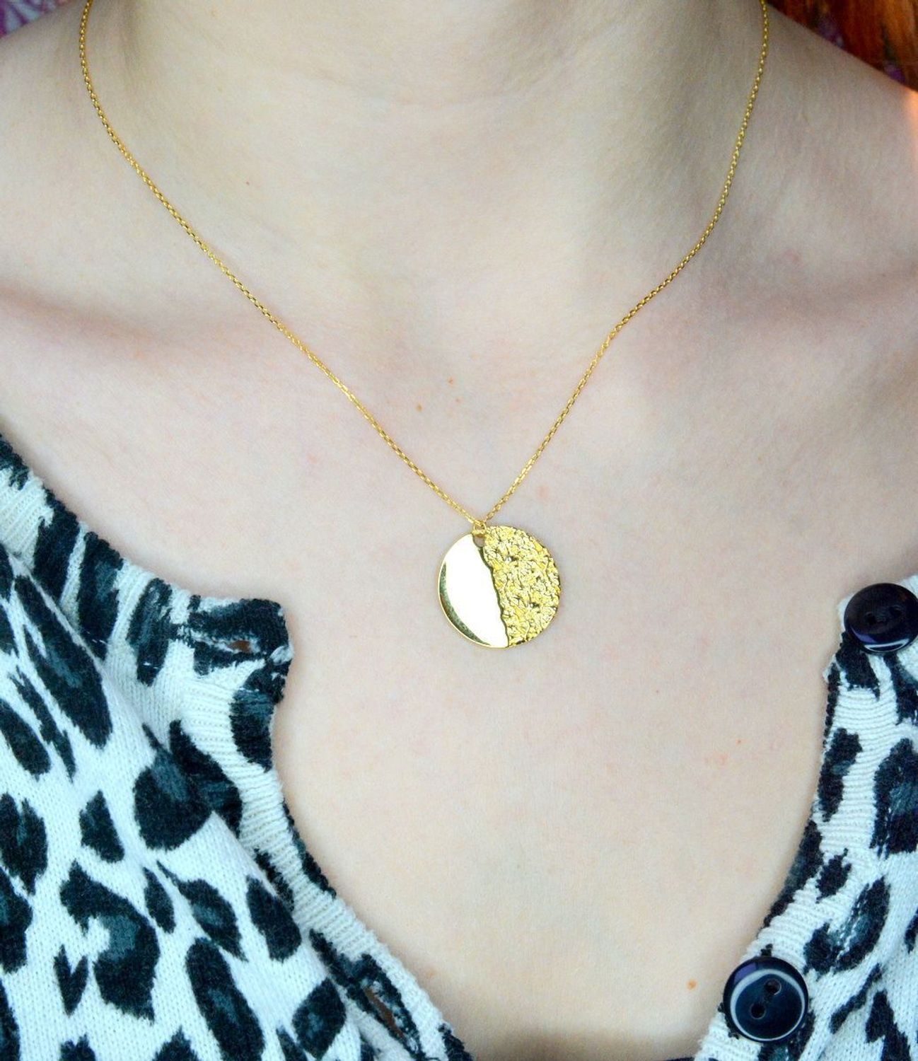 Srebrny naszyjnik pozłacany z efektem pogniecionej blaszki 0758054000. Naszyjnik ozdobiony zawieszką w kształcie blaszki o efekcie pogniecenia.  Świetny dodatek pasujący do każdej stylizacji, aby podkreślić wyjątkowość naszyj.jpg