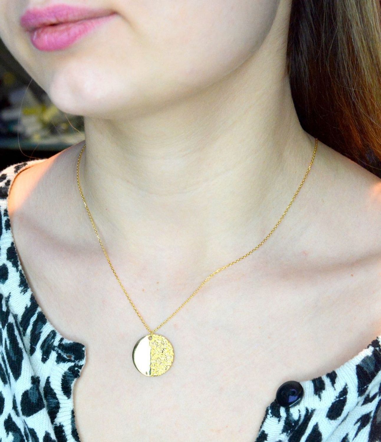 Srebrny naszyjnik pozłacany z efektem pogniecionej blaszki 0758054000. Naszyjnik ozdobiony zawieszką w kształcie blaszki o efekcie pogniecenia.  Świetny dodatek pasujący do każdej stylizacji, aby podkreślić wyjątkowość naszyj.jpg