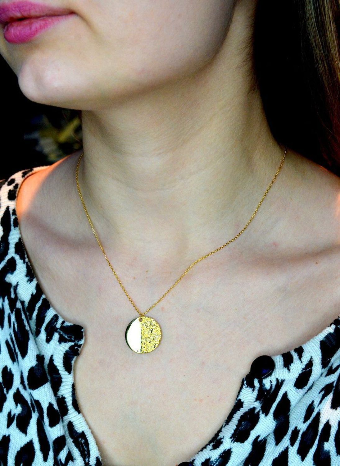 Srebrny naszyjnik pozłacany z efektem pogniecionej blaszki 0758054000. Naszyjnik ozdobiony zawieszką w kształcie blaszki o efekcie pogniecenia.  Świetny dodatek pasujący do każdej stylizacji, aby podkreślić wyjątkowość naszyj.jpg