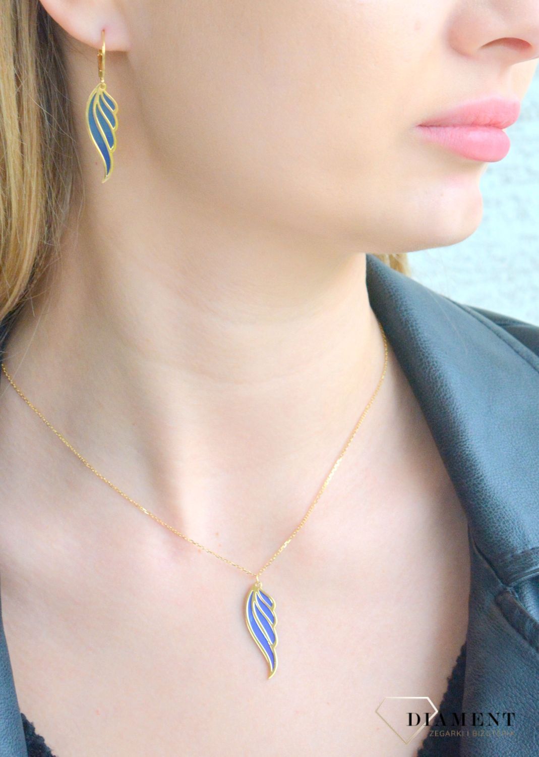 Srebrny naszyjnik celebrytka pozłacana z tytanem Skrzydło 0758064600. Naszyjnik srebro pozłacane damski. Naszyjnik damski celebrytka złota. Srebrna celebrytka ze skrzydłem. Naszyjnik ze skrzydłem pozłacany na prezent dla kobiety..jpg