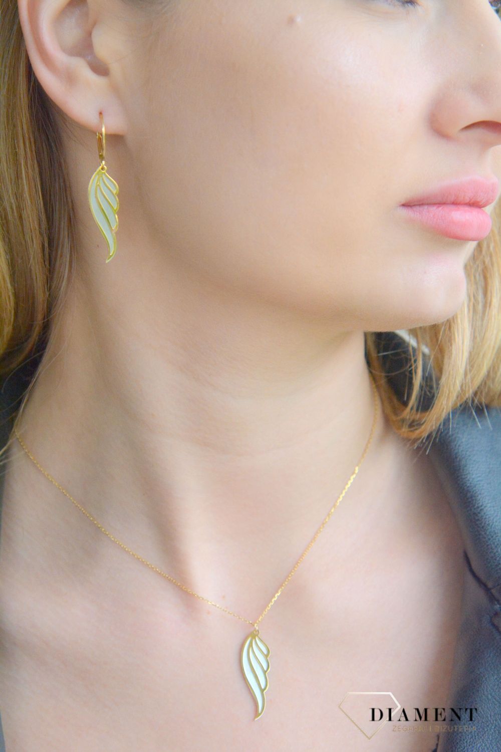 Srebrny naszyjnik celebrytka pozłacana Skrzydło 0758064607. Naszyjnik damski skrzydełko. Srebrny naszyjnik damski. Srebrny naszyjnik celebrytka ze skrzydłem. Naszyjnik damski ze skrzydełkiem na prezent..jpg