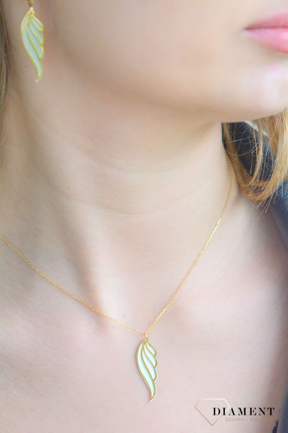 Srebrny naszyjnik celebrytka pozłacana Skrzydło 0758064607. Naszyjnik damski skrzydełko. Srebrny naszyjnik damski. Srebrny naszyjnik celebrytka ze skrzydłem. Naszyjnik damski ze skrzydełkiem na prezent..jpg