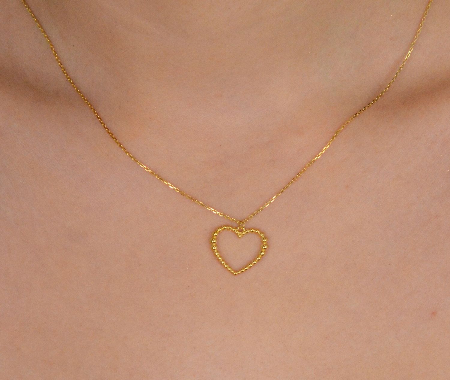 Naszyjnik damski srebrny pozłacany próba 925 zdobiony serduszkiem 0758065600 Ten naszyjnik srebrny pozłacany to elegancka biżuteria, która łączy klasyczny design z nowoczesnym akcentem.1.jpg