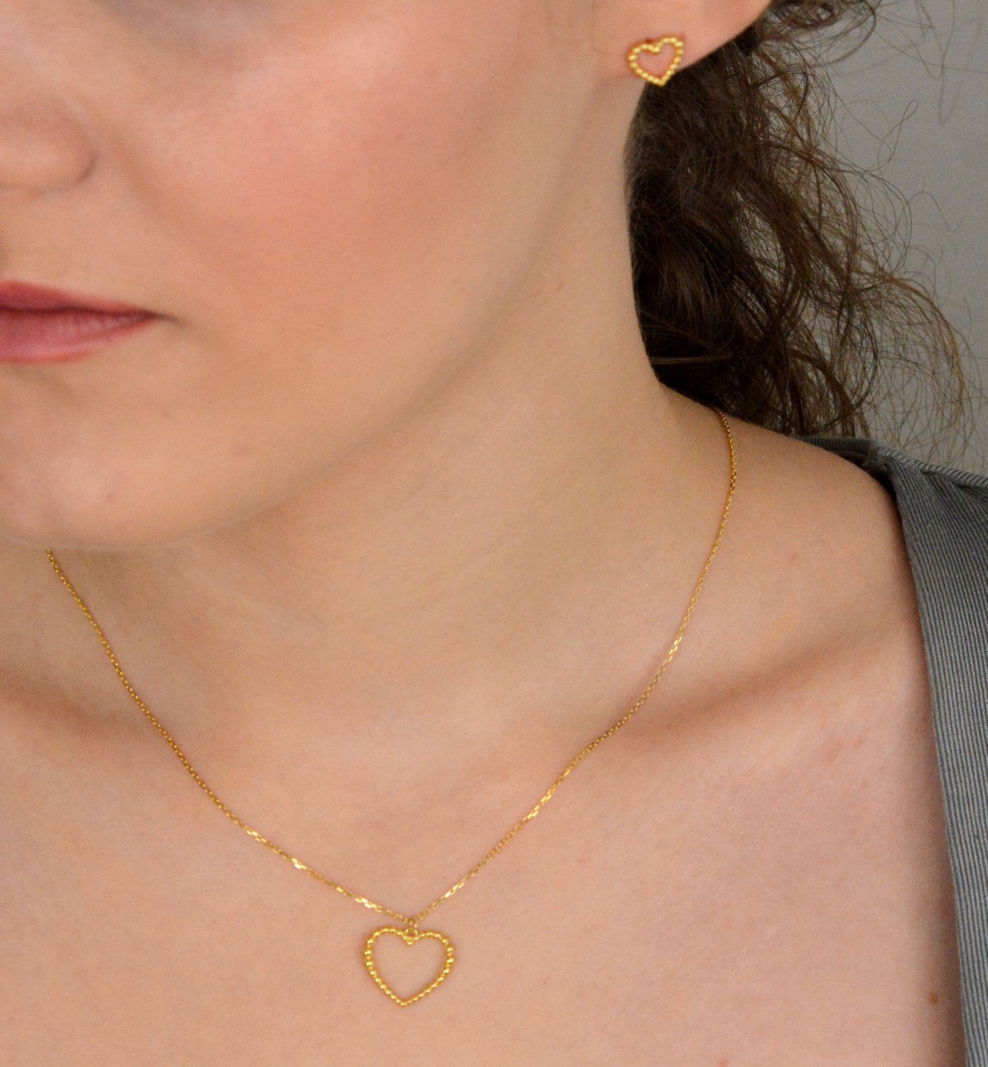 Naszyjnik damski srebrny pozłacany próba 925 zdobiony serduszkiem 0758065600 Ten naszyjnik srebrny pozłacany to elegancka biżuteria, która łączy klasyczny design z nowoczesnym akcentem.1.jpg