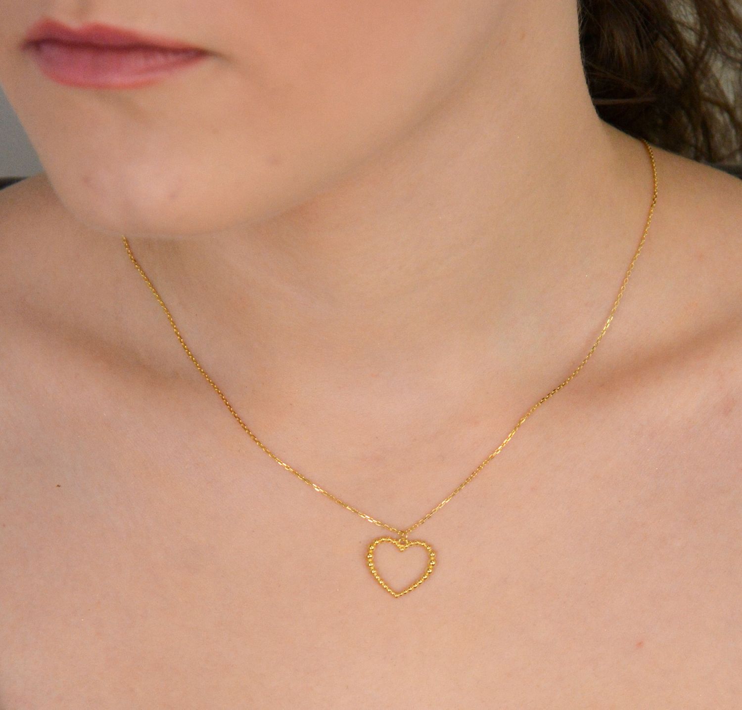 Naszyjnik damski srebrny pozłacany próba 925 zdobiony serduszkiem 0758065600 Ten naszyjnik srebrny pozłacany to elegancka biżuteria, która łączy klasyczny design z nowoczesnym akcentem.1.jpg