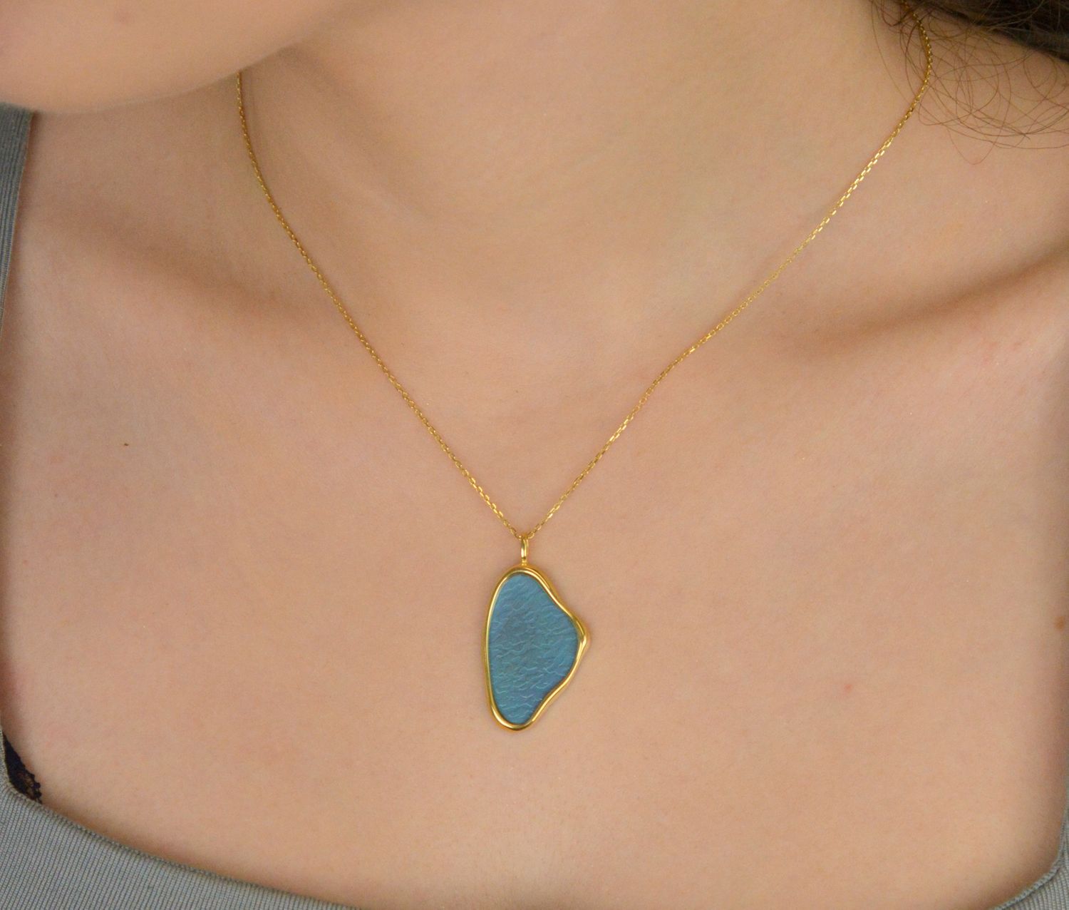 Naszyjnik srebrny pozłacany próba 925 zdobiony zawieszką z niebieskim tytanem 0758067560 Elegancki i nowoczesny naszyjnik srebrny pozłacany z niebieskim tytanem to wyjątkowa biżuteria, która 1.jpg