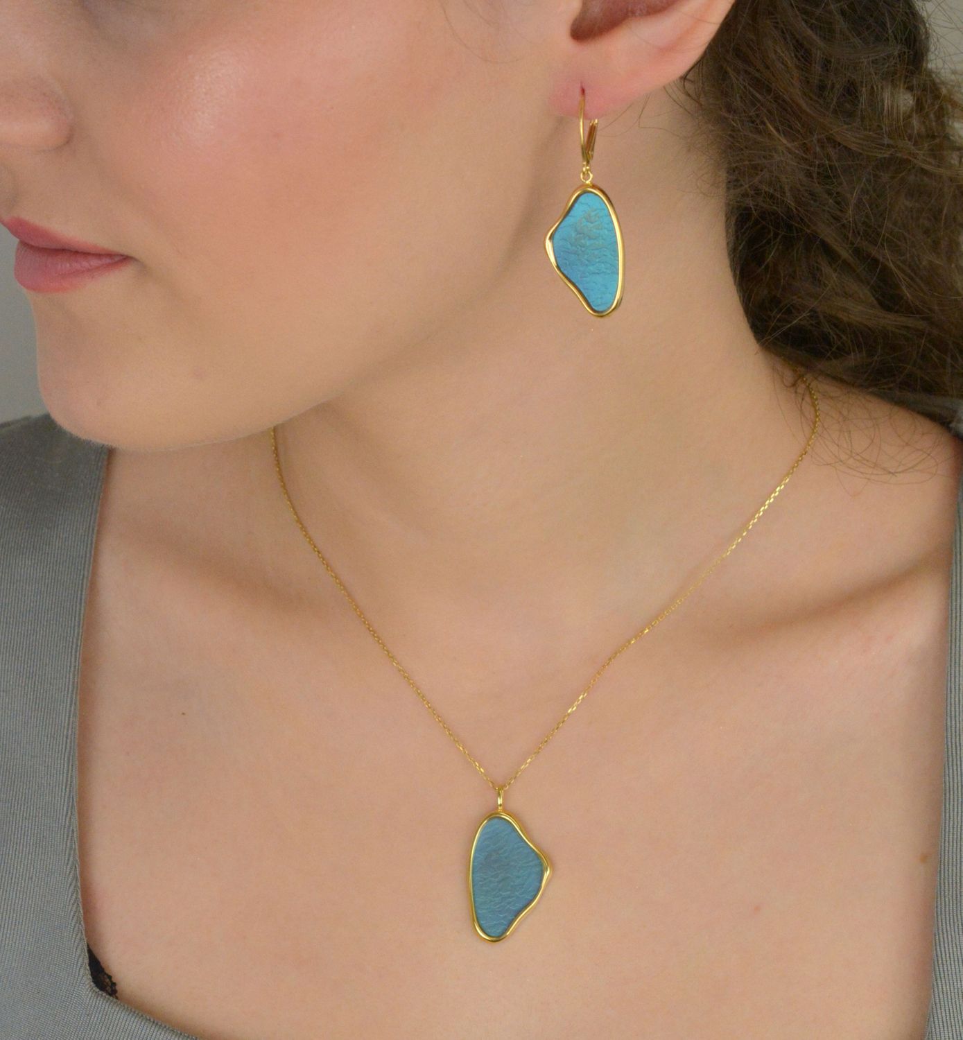 Naszyjnik srebrny pozłacany próba 925 zdobiony zawieszką z niebieskim tytanem 0758067560 Elegancki i nowoczesny naszyjnik srebrny pozłacany z niebieskim tytanem to wyjątkowa biżuteria, która 1.jpg