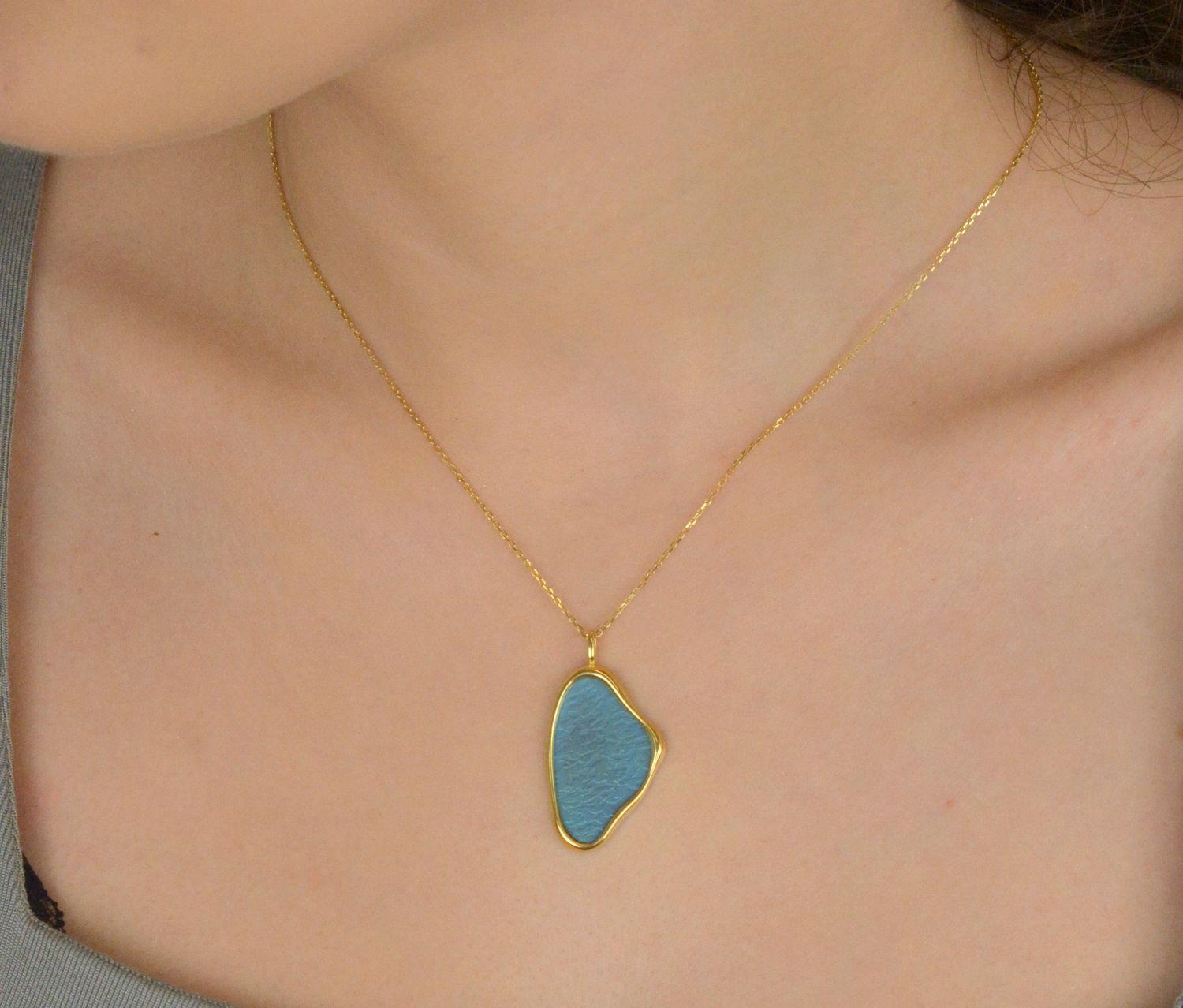 Naszyjnik srebrny pozłacany próba 925 zdobiony zawieszką z niebieskim tytanem 0758067560 Elegancki i nowoczesny naszyjnik srebrny pozłacany z niebieskim tytanem to wyjątkowa biżuteria, która 1.jpg