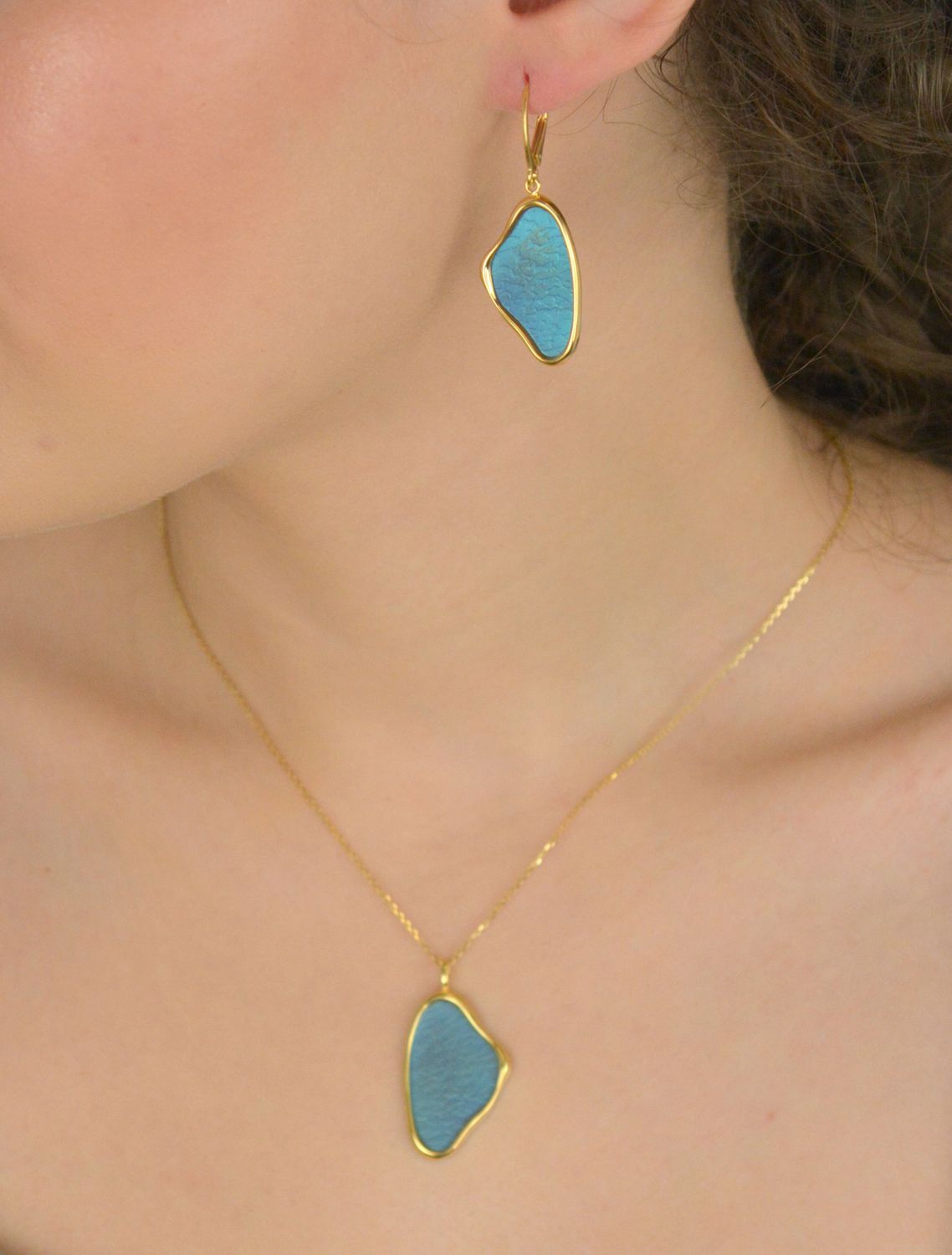 Naszyjnik srebrny pozłacany próba 925 zdobiony zawieszką z niebieskim tytanem 0758067560 Elegancki i nowoczesny naszyjnik srebrny pozłacany z niebieskim tytanem to wyjątkowa biżuteria, która 1.jpg