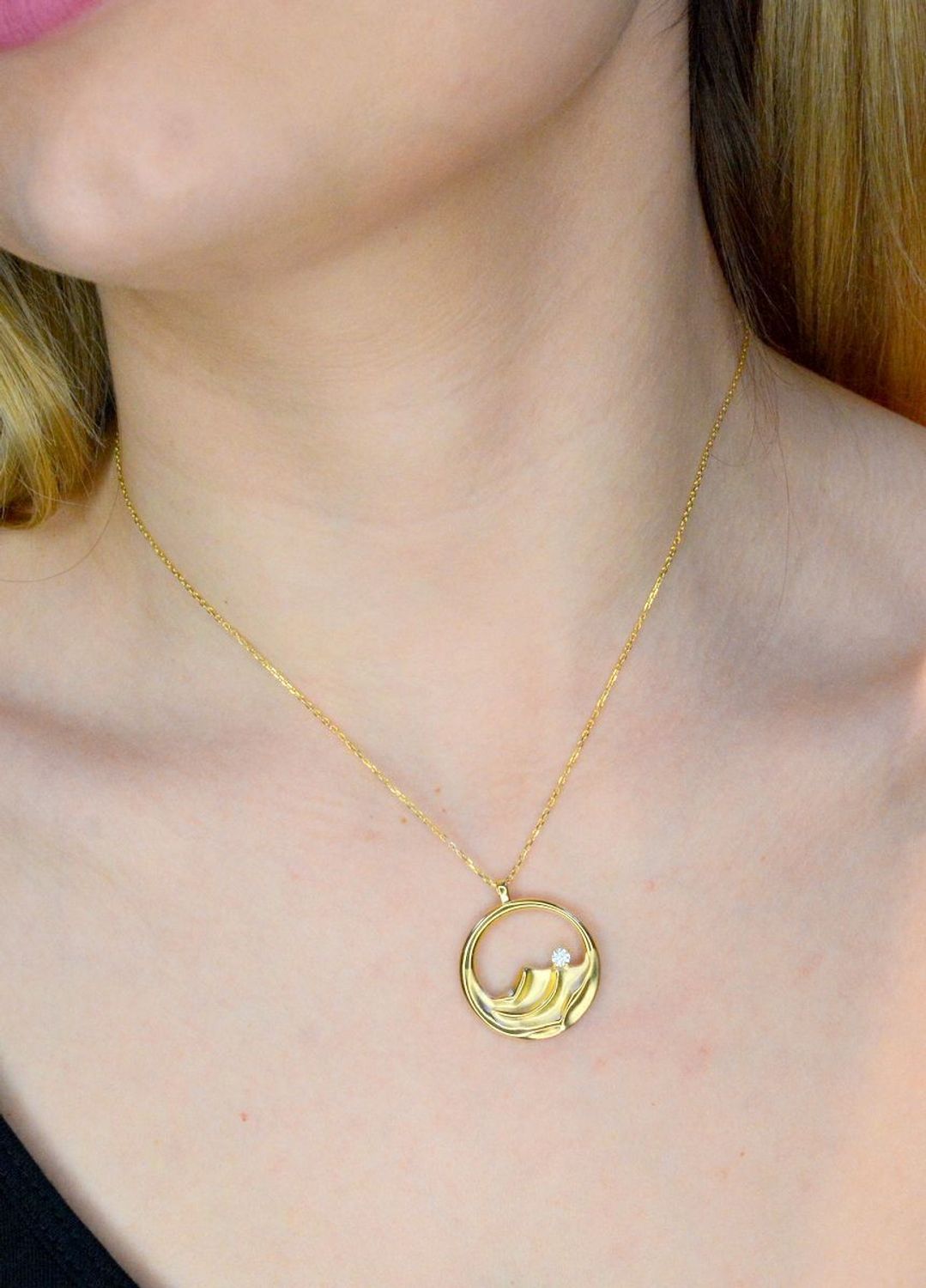 Srebrny naszyjnik pozłacany z efektowną okrągłą zawieszką 0758153802. Naszyjnik ozdobiony zawieszką w kształcie okrągłej zawieszki z grawerowaniem.  Świetny dodatek pasujący do każdej stylizacji, aby podkreślić wyjątkow (1).jpg