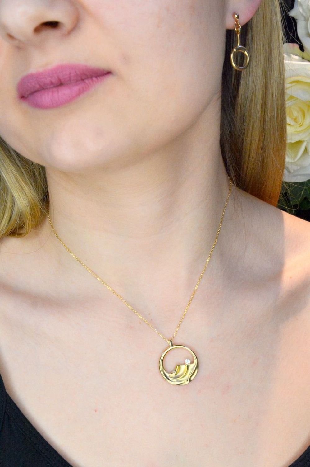 Srebrny naszyjnik pozłacany z efektowną okrągłą zawieszką 0758153802. Naszyjnik ozdobiony zawieszką w kształcie okrągłej zawieszki z grawerowaniem.  Świetny dodatek pasujący do każdej stylizacji, aby podkreślić wyjątkow (1).jpg