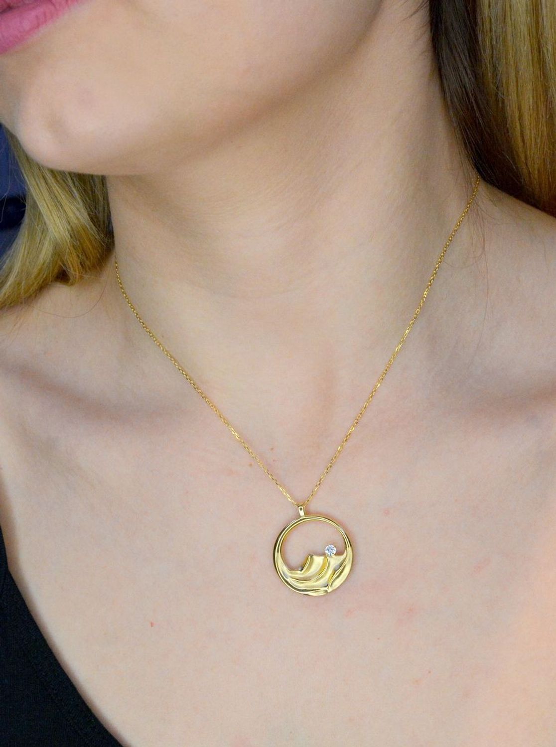 Srebrny naszyjnik pozłacany z efektowną okrągłą zawieszką 0758153802. Naszyjnik ozdobiony zawieszką w kształcie okrągłej zawieszki z grawerowaniem.  Świetny dodatek pasujący do każdej stylizacji, aby podkreślić wyjątkow (1).jpg