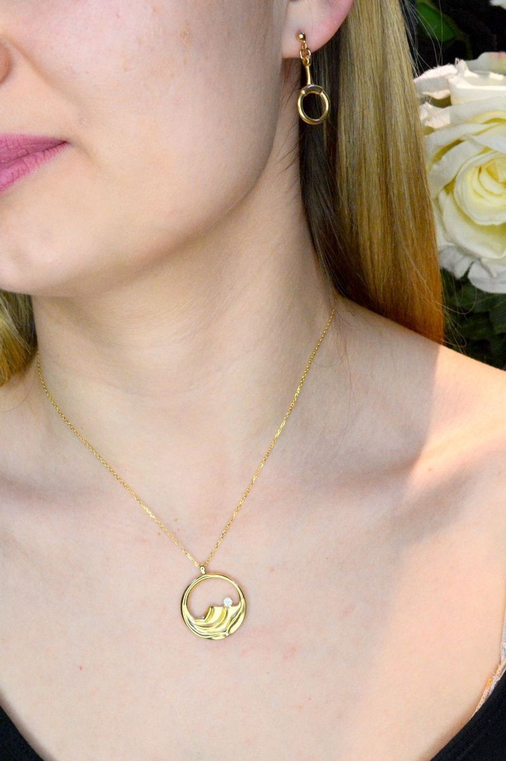 Srebrny naszyjnik pozłacany z efektowną okrągłą zawieszką 0758153802. Naszyjnik ozdobiony zawieszką w kształcie okrągłej zawieszki z grawerowaniem.  Świetny dodatek pasujący do każdej stylizacji, aby podkreślić wyjątkow (1).jpg