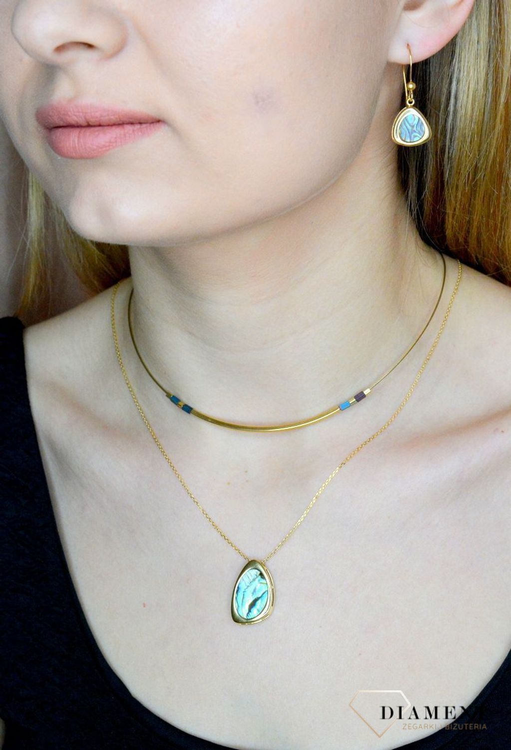 Srebrny naszyjnik damski pokryty złotem z muszlą naturalną 0758158100. Naszyjnik pokryty 24-karatowym złotem z muszlą naturalną w organicznej ramce o nieregularnym kształcie. Naszyjnik wykonany z najwyższej próby srebra 925 (2).jpg