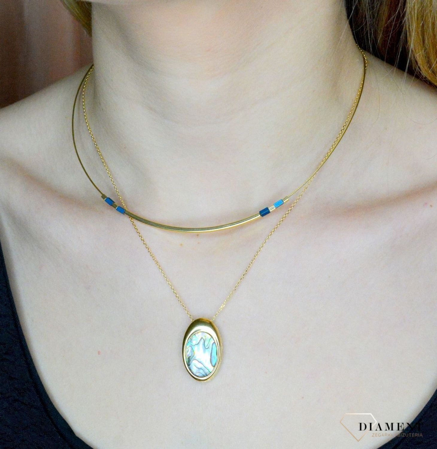 Srebrny naszyjnik damski pokryty złotem z owalną muszlą 0758158200. Naszyjnik pokryty 24-karatowym złotem z muszlą naturalną w organicznej ramce o kształcie kwadratu. Naszyjnik wykonany z najwyższej próby srebra 925 (2).jpg