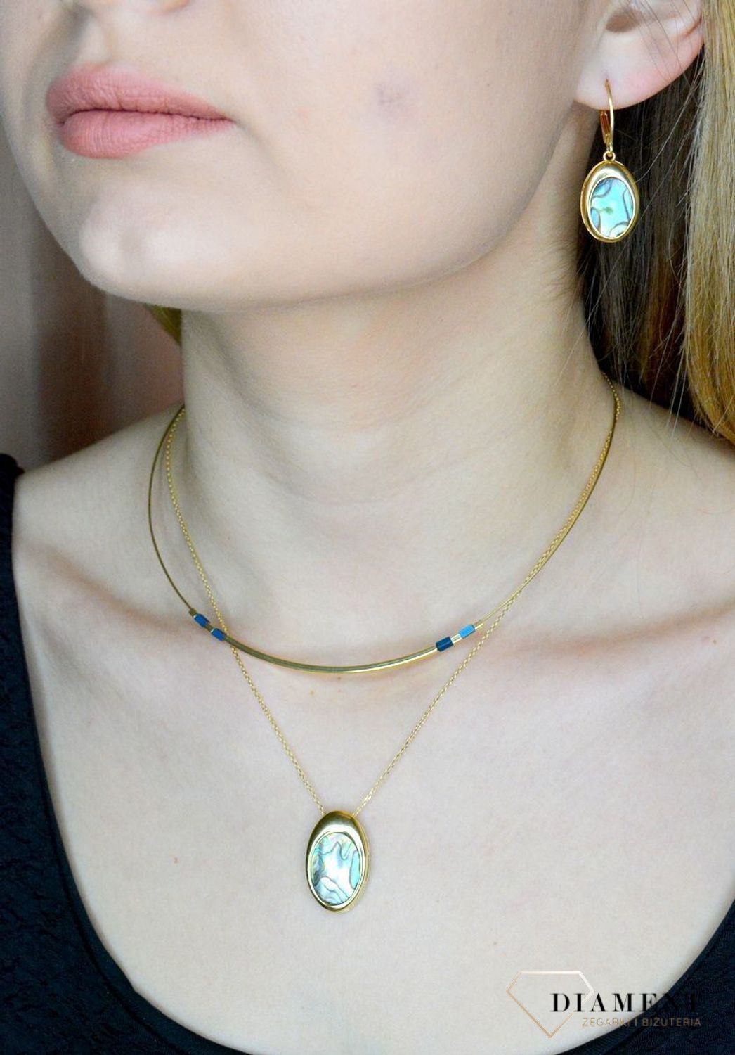 Srebrny naszyjnik damski pokryty złotem z owalną muszlą 0758158200. Naszyjnik pokryty 24-karatowym złotem z muszlą naturalną w organicznej ramce o kształcie kwadratu. Naszyjnik wykonany z najwyższej próby srebra 925 (2).jpg
