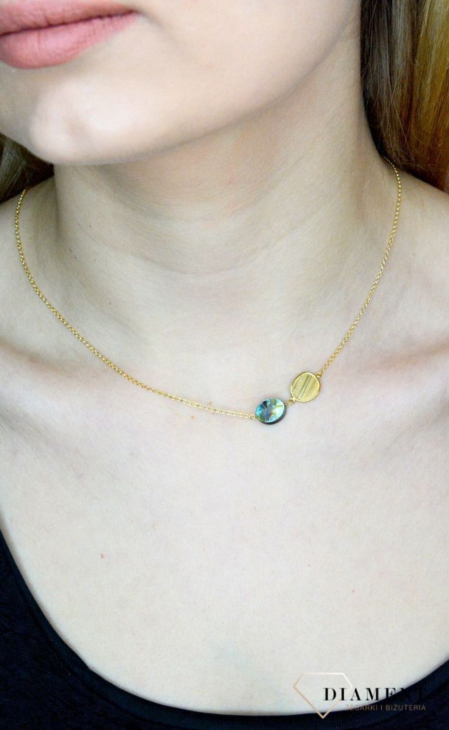 Srebrny naszyjnik damski pokryty złotem z muszlą i blaszką 0758158400. Naszyjnik pokryty 24-karatowym złotem z muszlą naturalną o owalnym kształcie oraz grawerowaną blaszką. Naszyjnik wykonany z najwyższej próby srebra 925.  (2).jpg