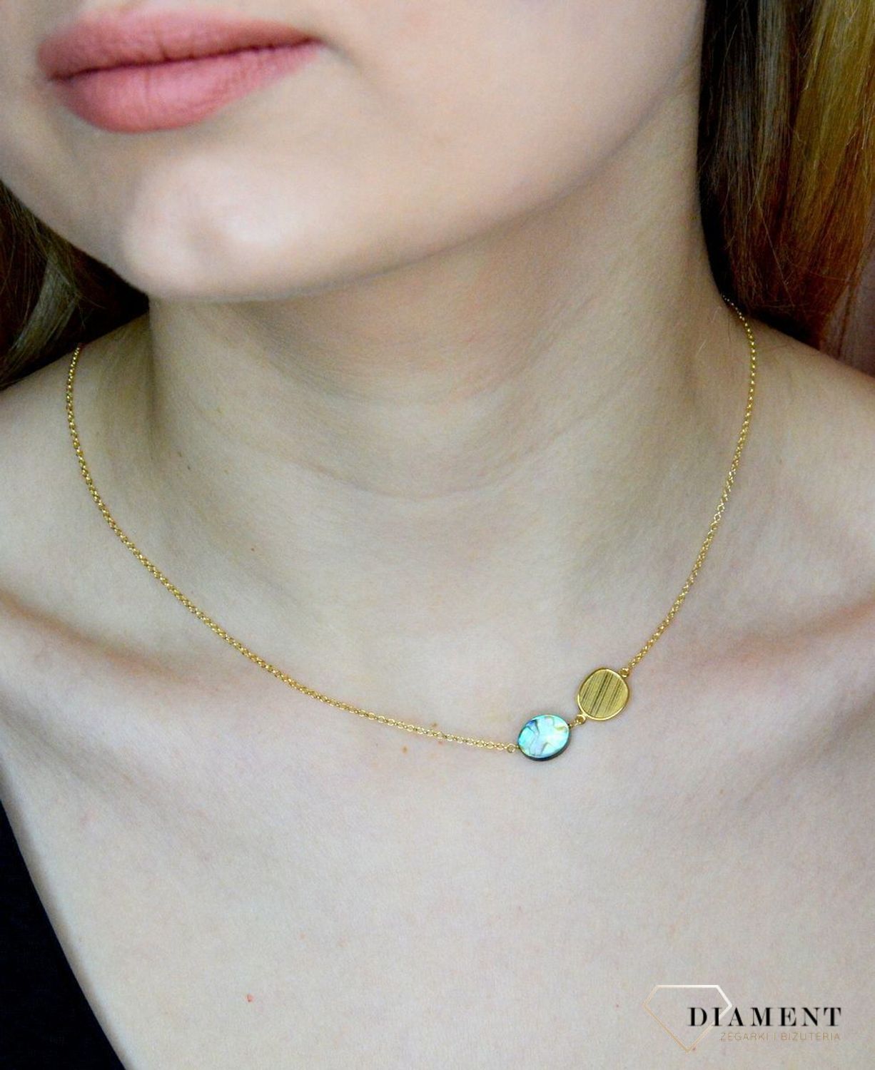 Srebrny naszyjnik damski pokryty złotem z muszlą i blaszką 0758158400. Naszyjnik pokryty 24-karatowym złotem z muszlą naturalną o owalnym kształcie oraz grawerowaną blaszką. Naszyjnik wykonany z najwyższej próby srebra 925.  (2).jpg