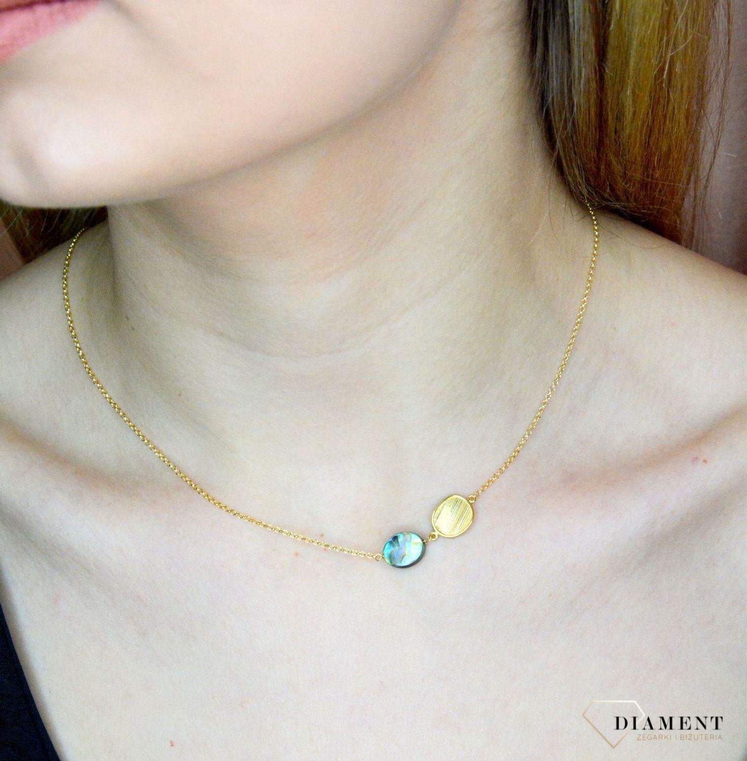 Srebrny naszyjnik damski pokryty złotem z muszlą i blaszką 0758158400. Naszyjnik pokryty 24-karatowym złotem z muszlą naturalną o owalnym kształcie oraz grawerowaną blaszką. Naszyjnik wykonany z najwyższej próby srebra 925.  (2).jpg