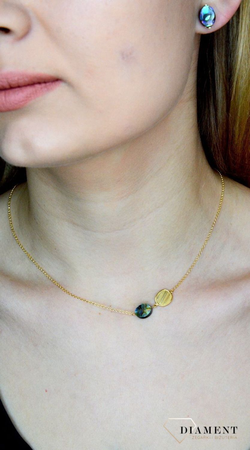 Srebrny naszyjnik damski pokryty złotem z muszlą i blaszką 0758158400. Naszyjnik pokryty 24-karatowym złotem z muszlą naturalną o owalnym kształcie oraz grawerowaną blaszką. Naszyjnik wykonany z najwyższej próby srebra 925.  (2).jpg