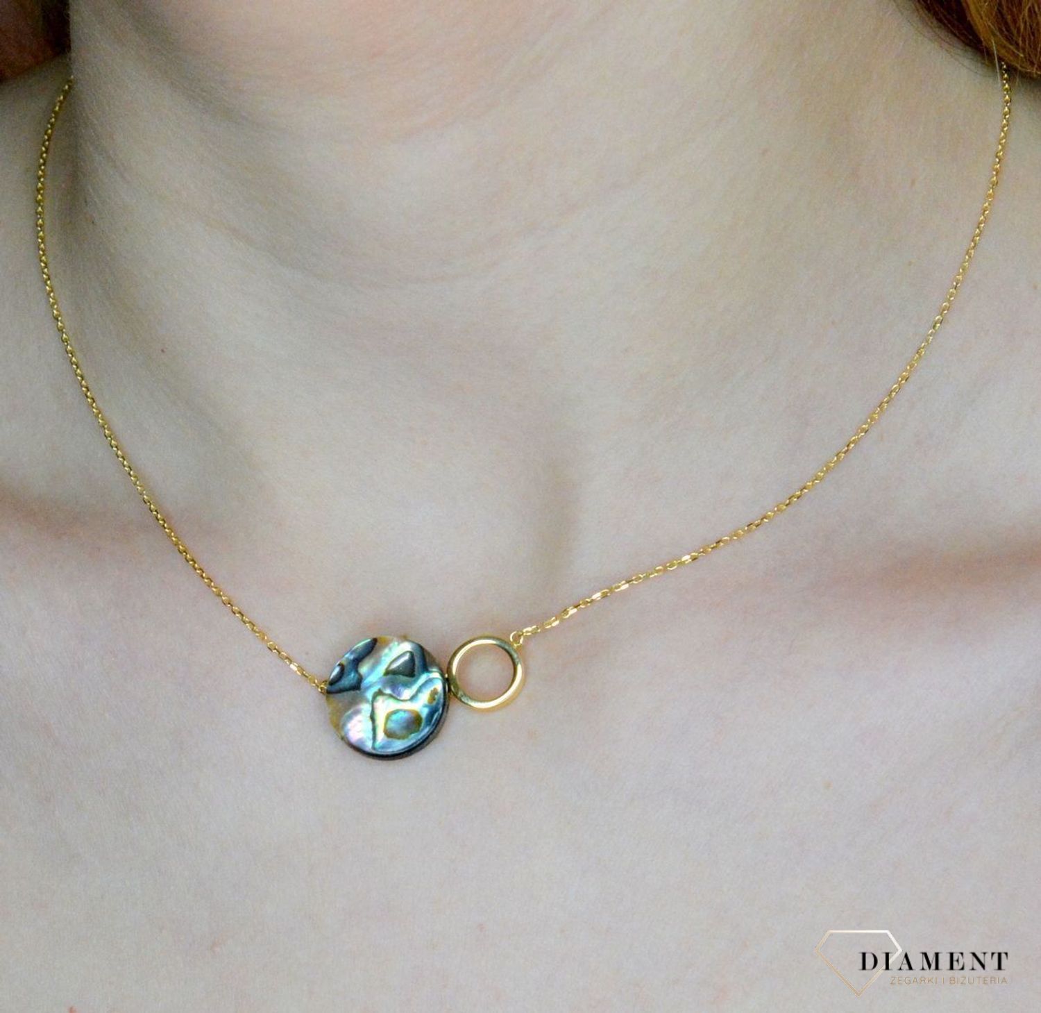 Srebrny naszyjnik damski pokryty złotem z okrągłą muszlą 0758158500. Naszyjnik pokryty 24-karatowym złotem z muszlą naturalną w organicznej ramce. Naszyjnik wykonany z najwyższej próby srebra 925.  (1).jpg