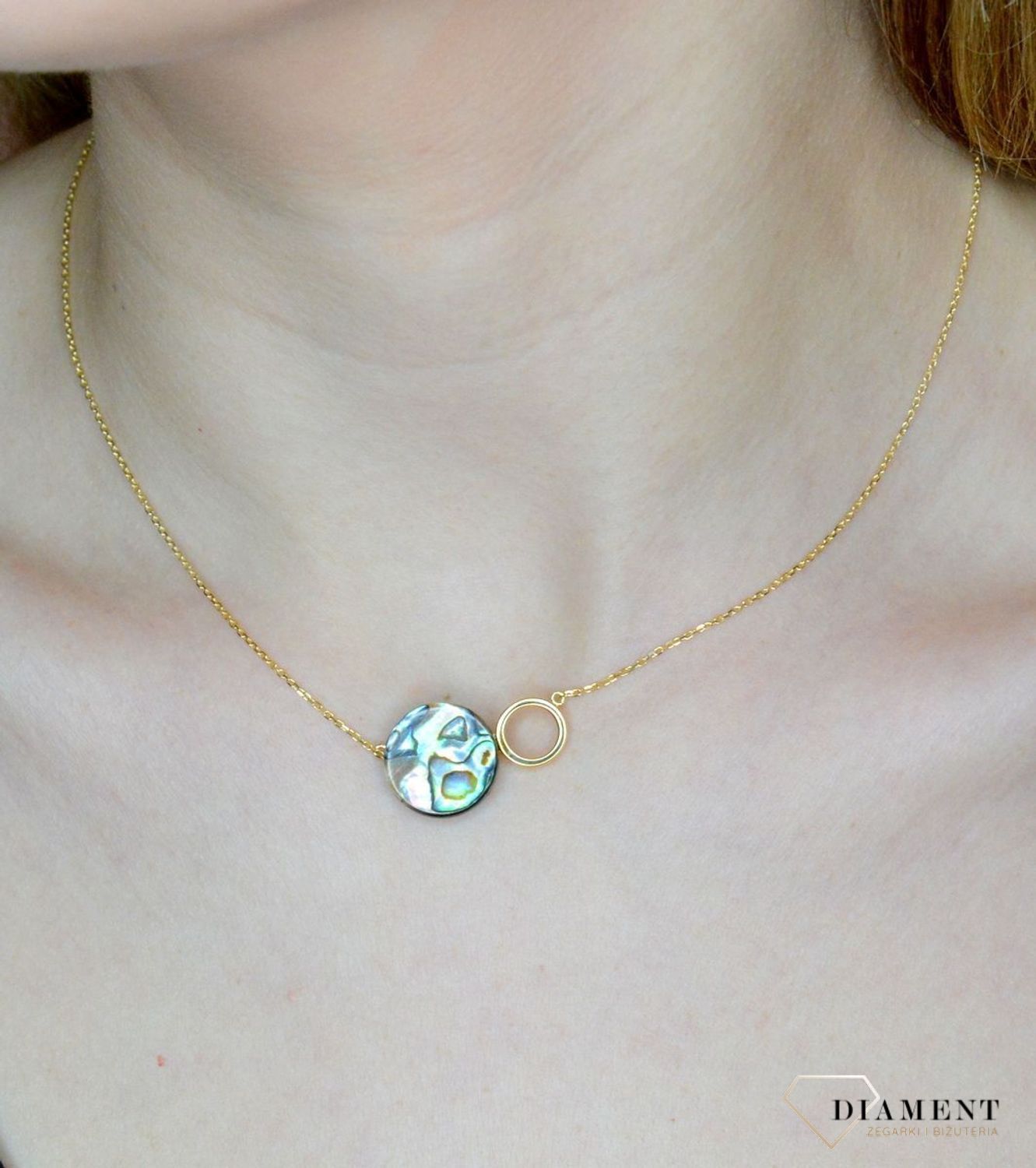 Srebrny naszyjnik damski pokryty złotem z okrągłą muszlą 0758158500. Naszyjnik pokryty 24-karatowym złotem z muszlą naturalną w organicznej ramce. Naszyjnik wykonany z najwyższej próby srebra 925.  (1).jpg