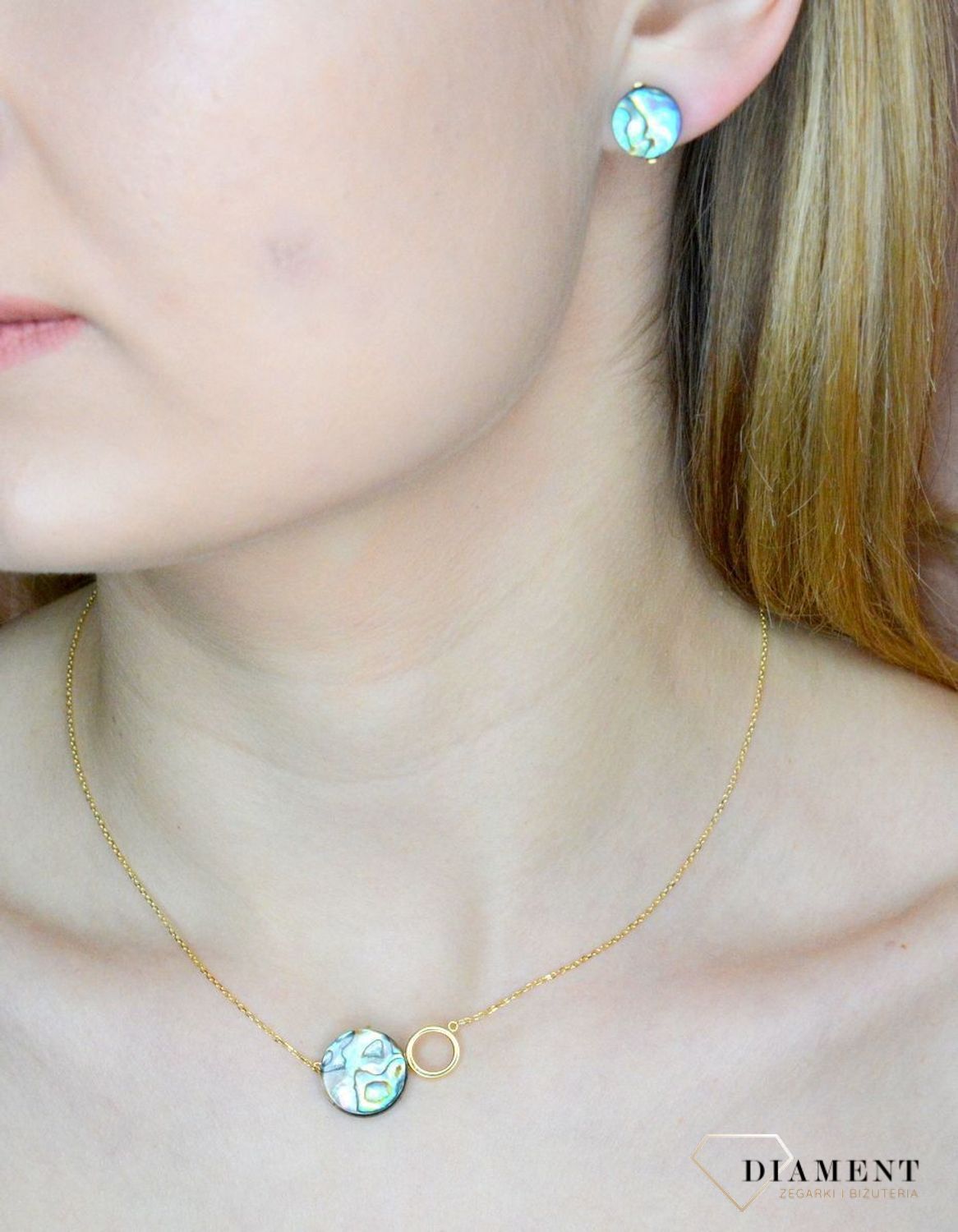 Srebrny naszyjnik damski pokryty złotem z okrągłą muszlą 0758158500. Naszyjnik pokryty 24-karatowym złotem z muszlą naturalną w organicznej ramce. Naszyjnik wykonany z najwyższej próby srebra 925.  (1).jpg