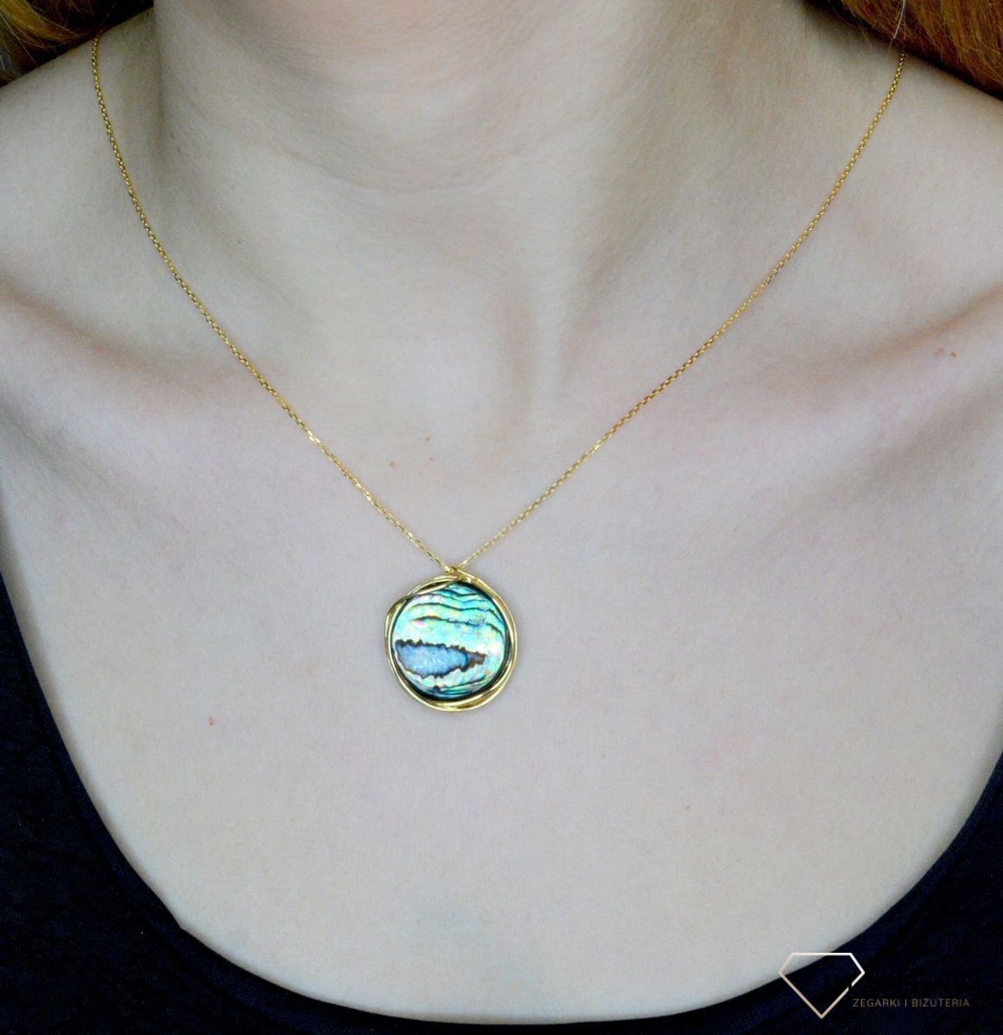 Srebrny naszyjnik damski pokryty złotem z okrągłą muszlą w oprawie 0758159600. Naszyjnik pokryty 24-karatowym złotem z muszlą naturalną w organicznej ramce. Naszyjnik wykonany z najwyższej próby srebra 925. Jest idealnym pomysłem n.jpg