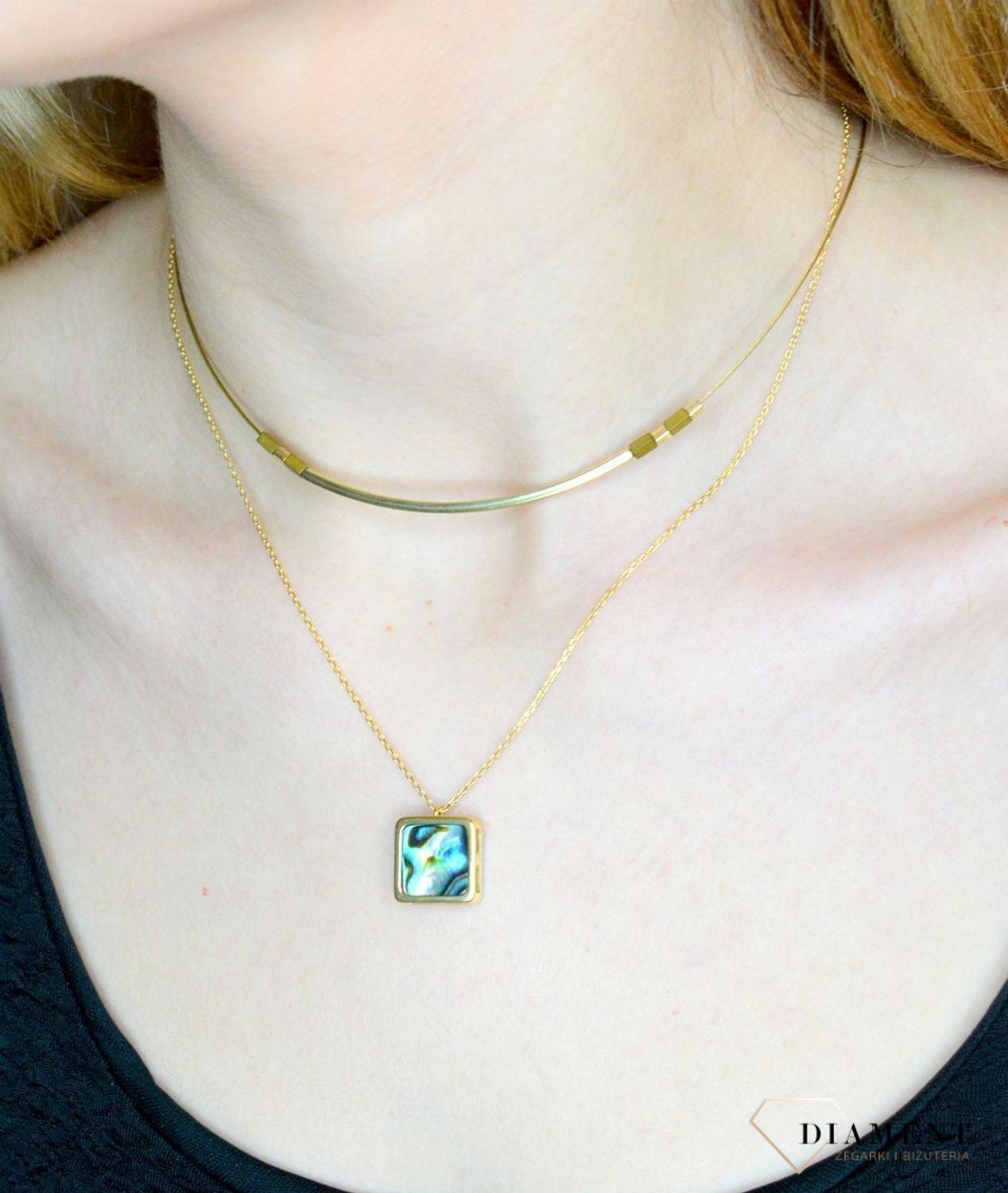 Srebrny naszyjnik damski pokryty złotem z kwadratową muszlą 0758160400. Naszyjnik pokryty 24-karatowym złotem z muszlą naturalną w organicznej ramce o kształcie kwadratu. Naszyjnik wykonany z najwyższej próby srebra 925. Jest idealny (1).jpg