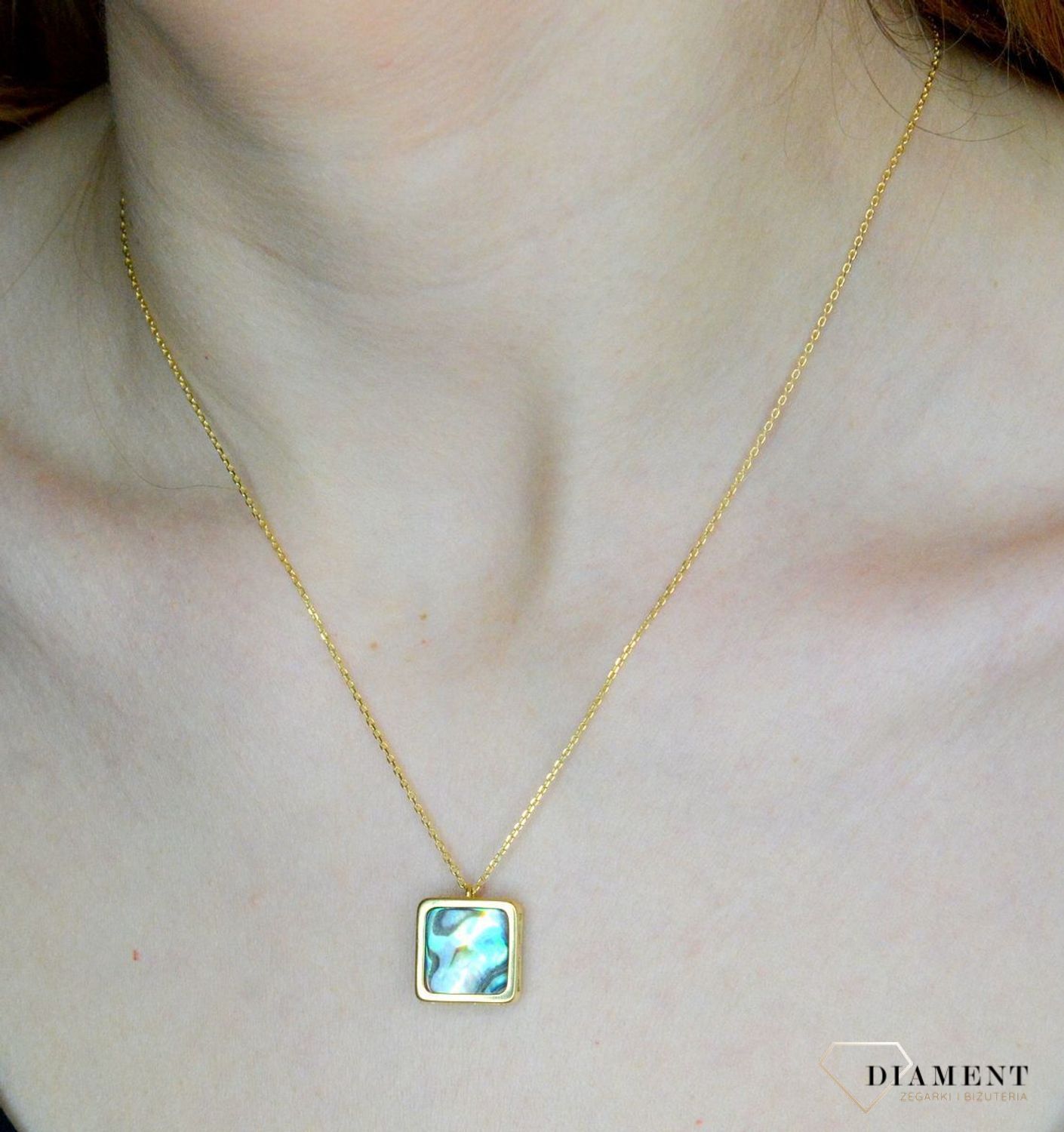 Srebrny naszyjnik damski pokryty złotem z kwadratową muszlą 0758160400. Naszyjnik pokryty 24-karatowym złotem z muszlą naturalną w organicznej ramce o kształcie kwadratu. Naszyjnik wykonany z najwyższej próby srebra 925. Jest idealny (1).jpg
