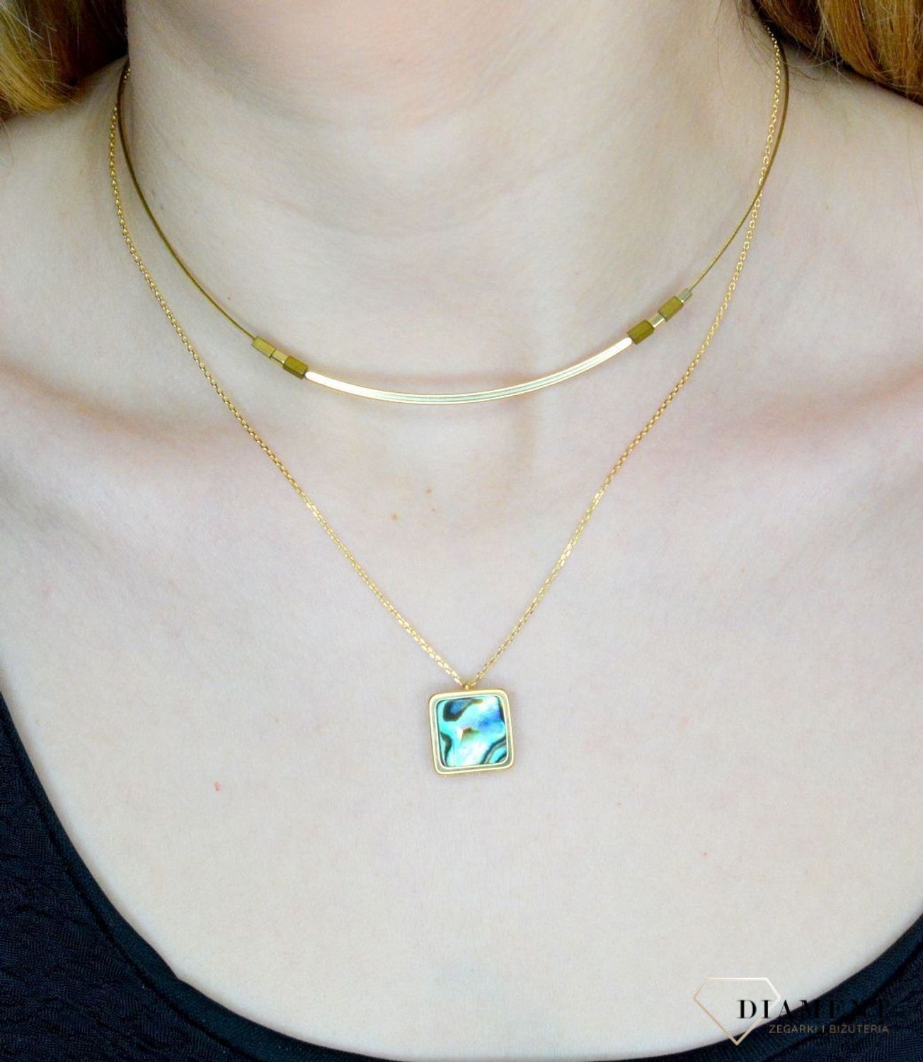 Srebrny naszyjnik damski pokryty złotem z kwadratową muszlą 0758160400. Naszyjnik pokryty 24-karatowym złotem z muszlą naturalną w organicznej ramce o kształcie kwadratu. Naszyjnik wykonany z najwyższej próby srebra 925. Jest idealny (1).jpg