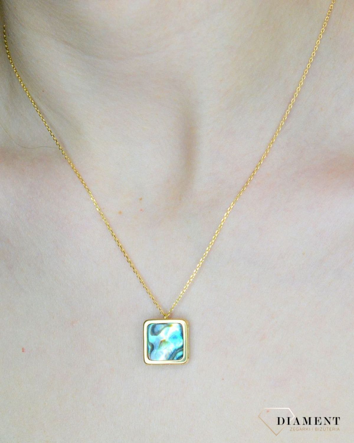 Srebrny naszyjnik damski pokryty złotem z kwadratową muszlą 0758160400. Naszyjnik pokryty 24-karatowym złotem z muszlą naturalną w organicznej ramce o kształcie kwadratu. Naszyjnik wykonany z najwyższej próby srebra 925. Jest idealny (1).jpg