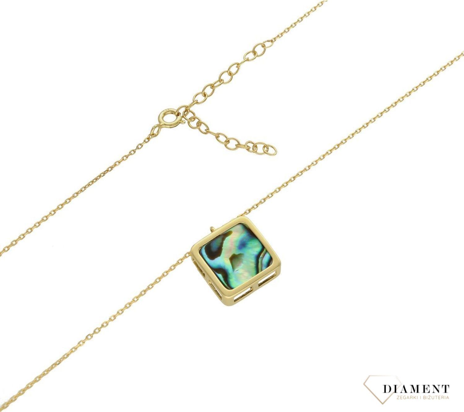 Srebrny naszyjnik damski pokryty złotem z kwadratową muszlą 0758160400. Naszyjnik pokryty 24-karatowym złotem z muszlą naturalną w organicznej ramce o kształcie kwadratu. Naszyjnik wykonany z najwyższej próby srebra 925. Jest idealny (1).jpg