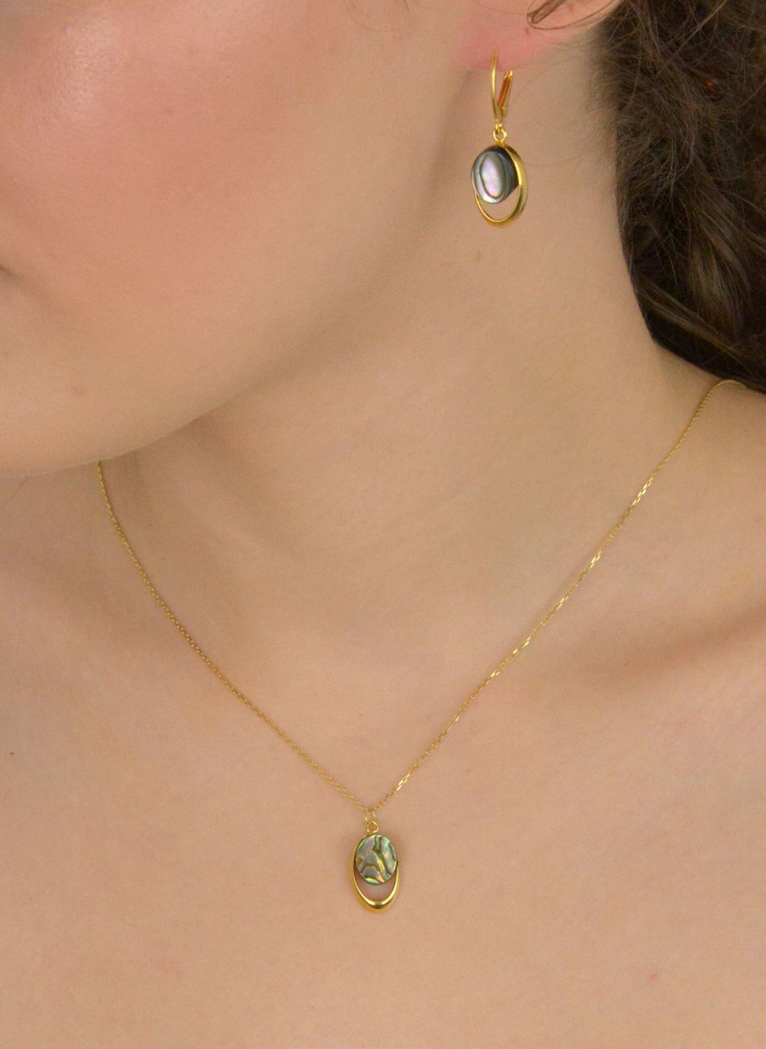 Naszyjnik srebrny pozłacany zdobiony owalną zawieszką z muszlą próba 925, 0758173700 Elegancki naszyjnik srebrny pozłacany z owalną zawieszką zdobioną muszlą to piękna biżuteria1.jpg