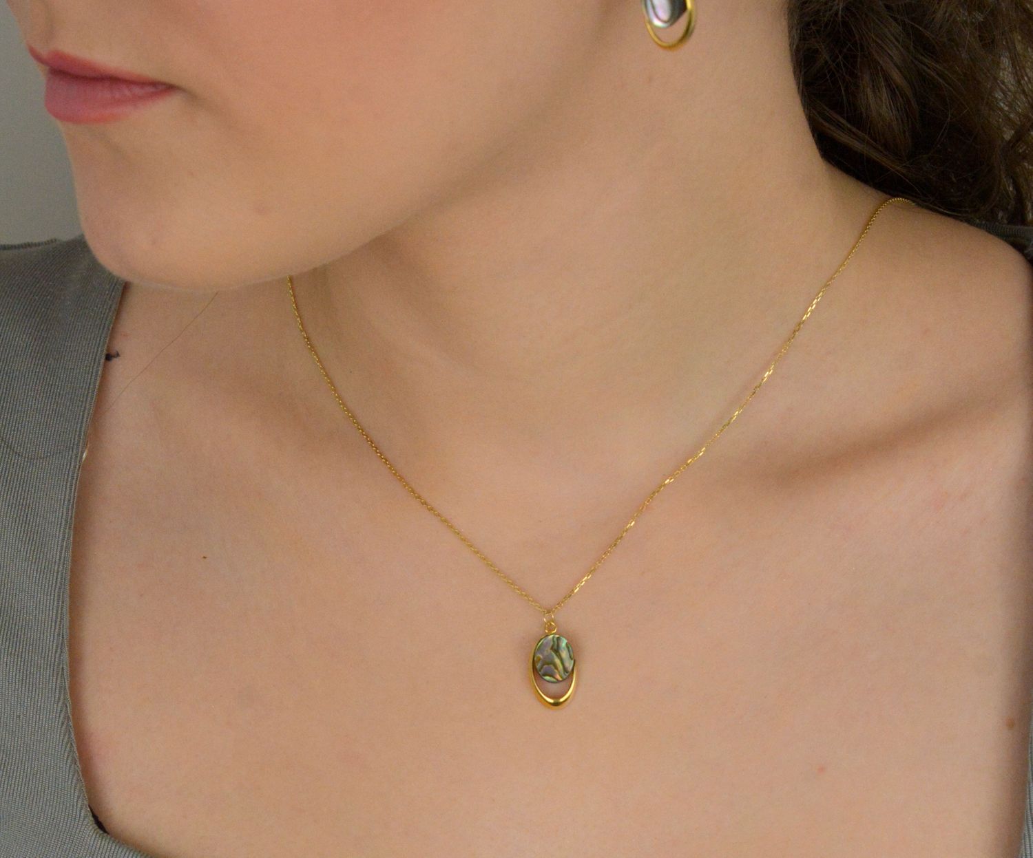 Naszyjnik srebrny pozłacany zdobiony owalną zawieszką z muszlą próba 925, 0758173700 Elegancki naszyjnik srebrny pozłacany z owalną zawieszką zdobioną muszlą to piękna biżuteria1.jpg