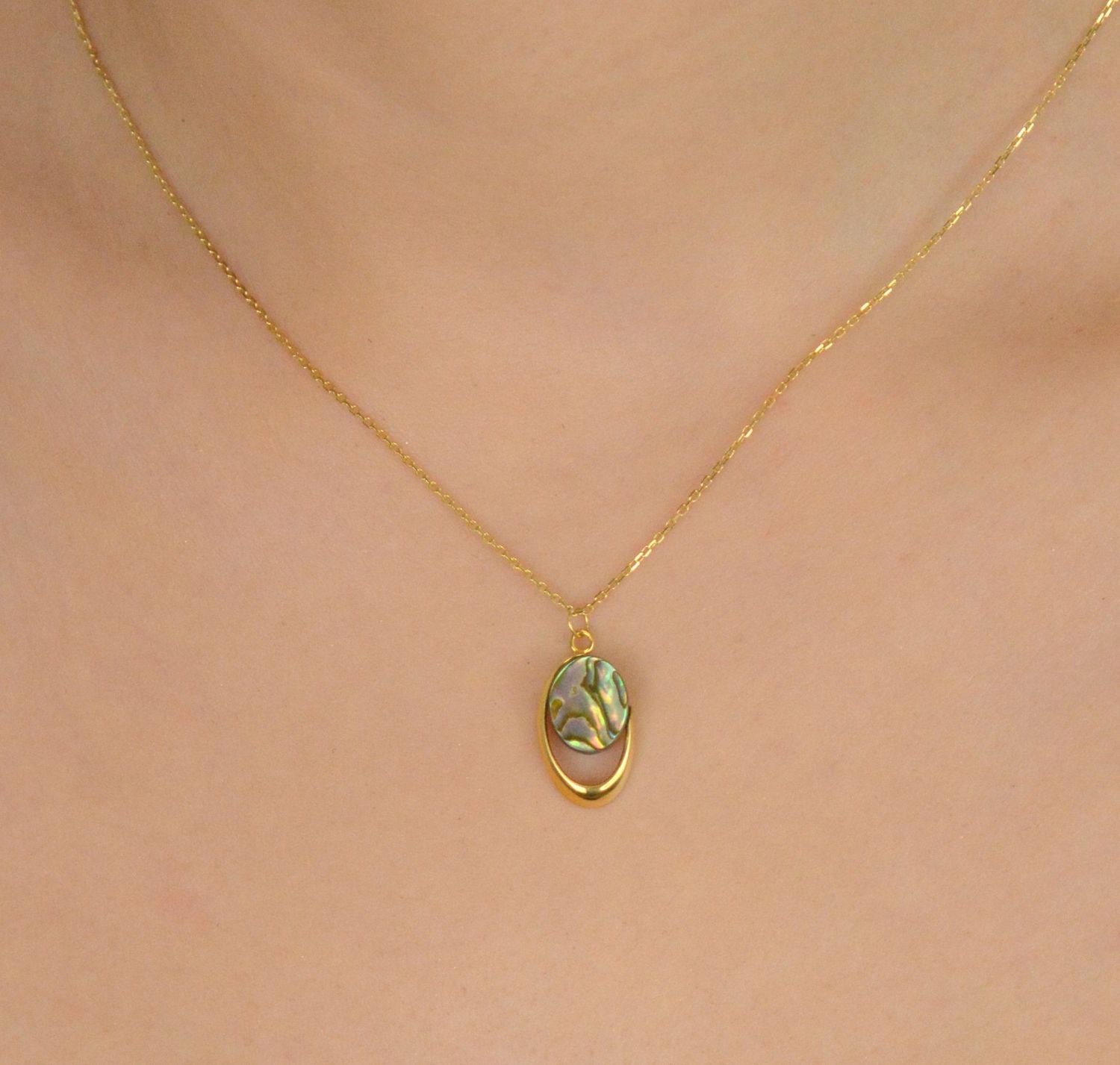 Naszyjnik srebrny pozłacany zdobiony owalną zawieszką z muszlą próba 925, 0758173700 Elegancki naszyjnik srebrny pozłacany z owalną zawieszką zdobioną muszlą to piękna biżuteria1.jpg